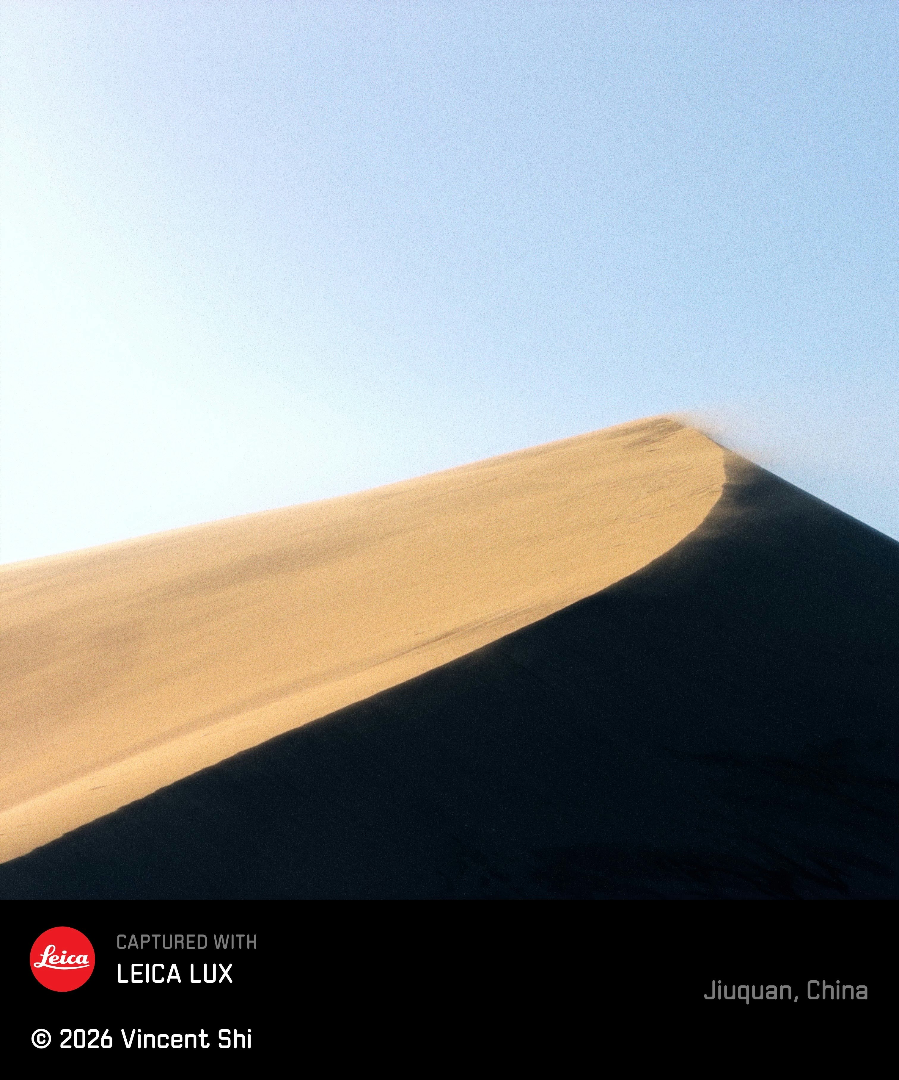 砂丘の稜線と青空の風景