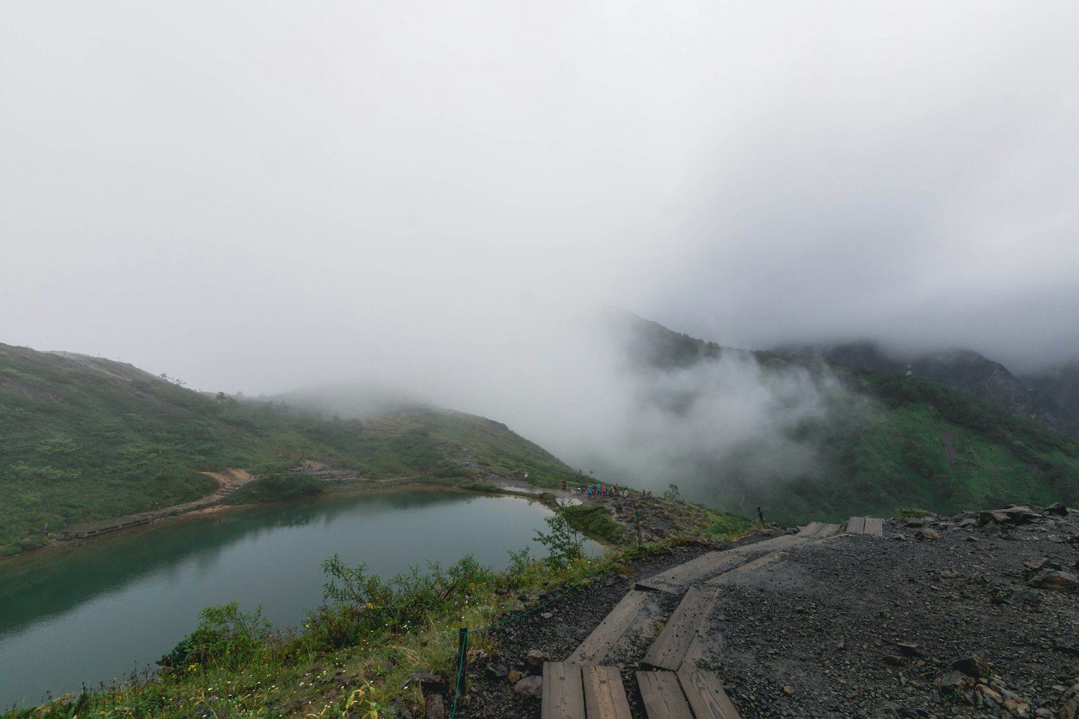 Vista panoramica di un paesaggio montano nebbioso con un lago