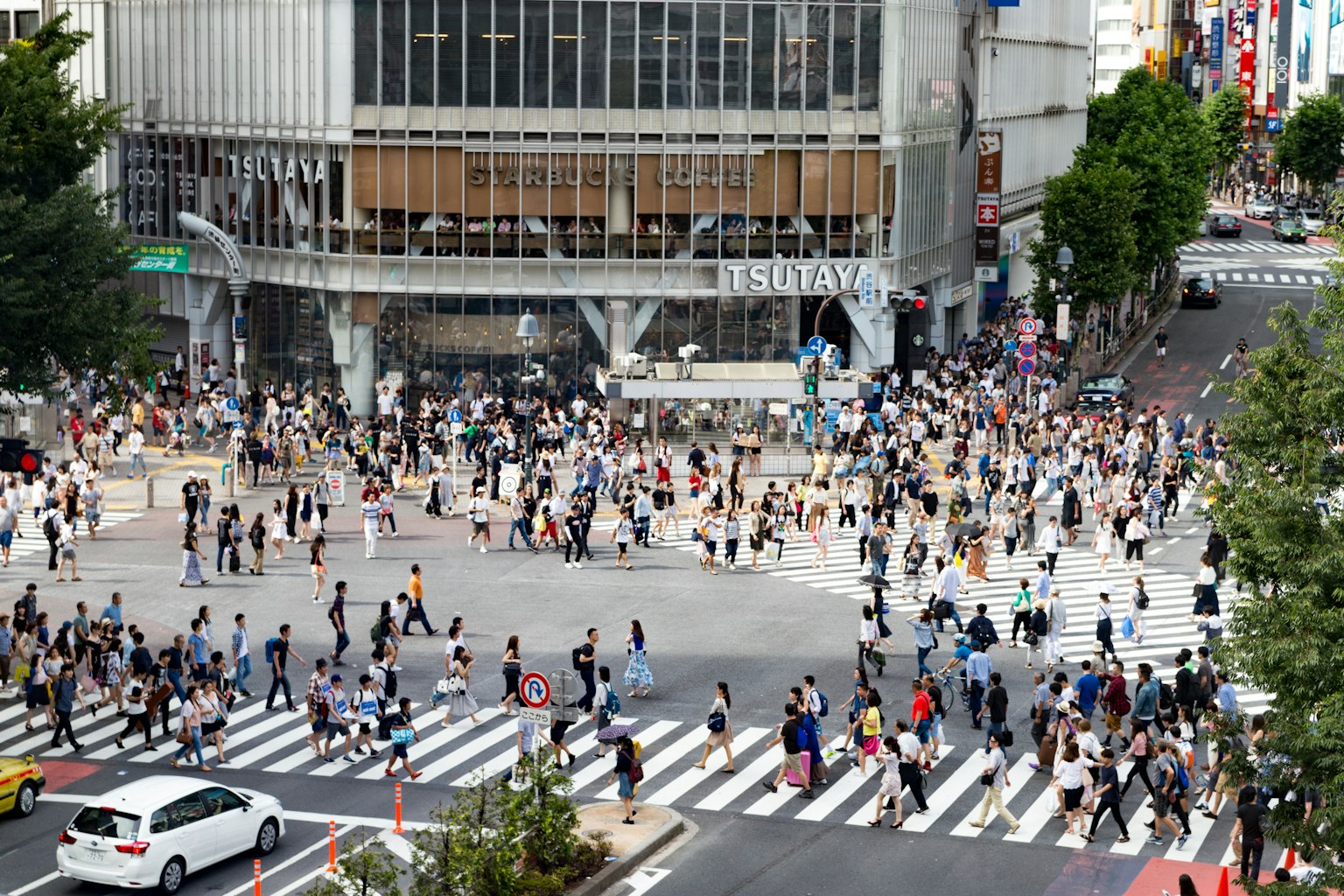 涩谷十字路口的人群和周围建筑