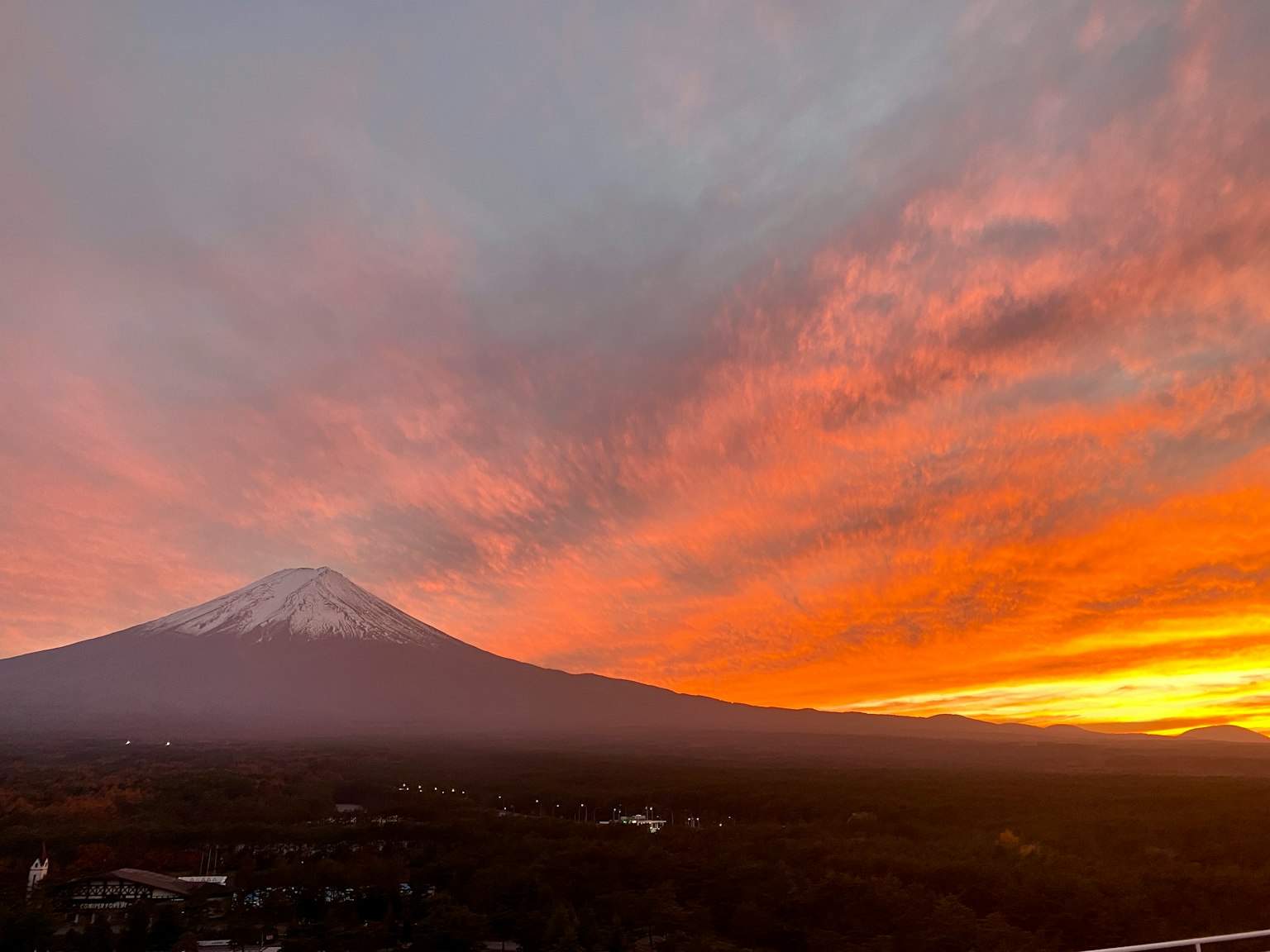 Pemandangan menakjubkan Gunung Fuji dengan matahari terbenam yang cerah
