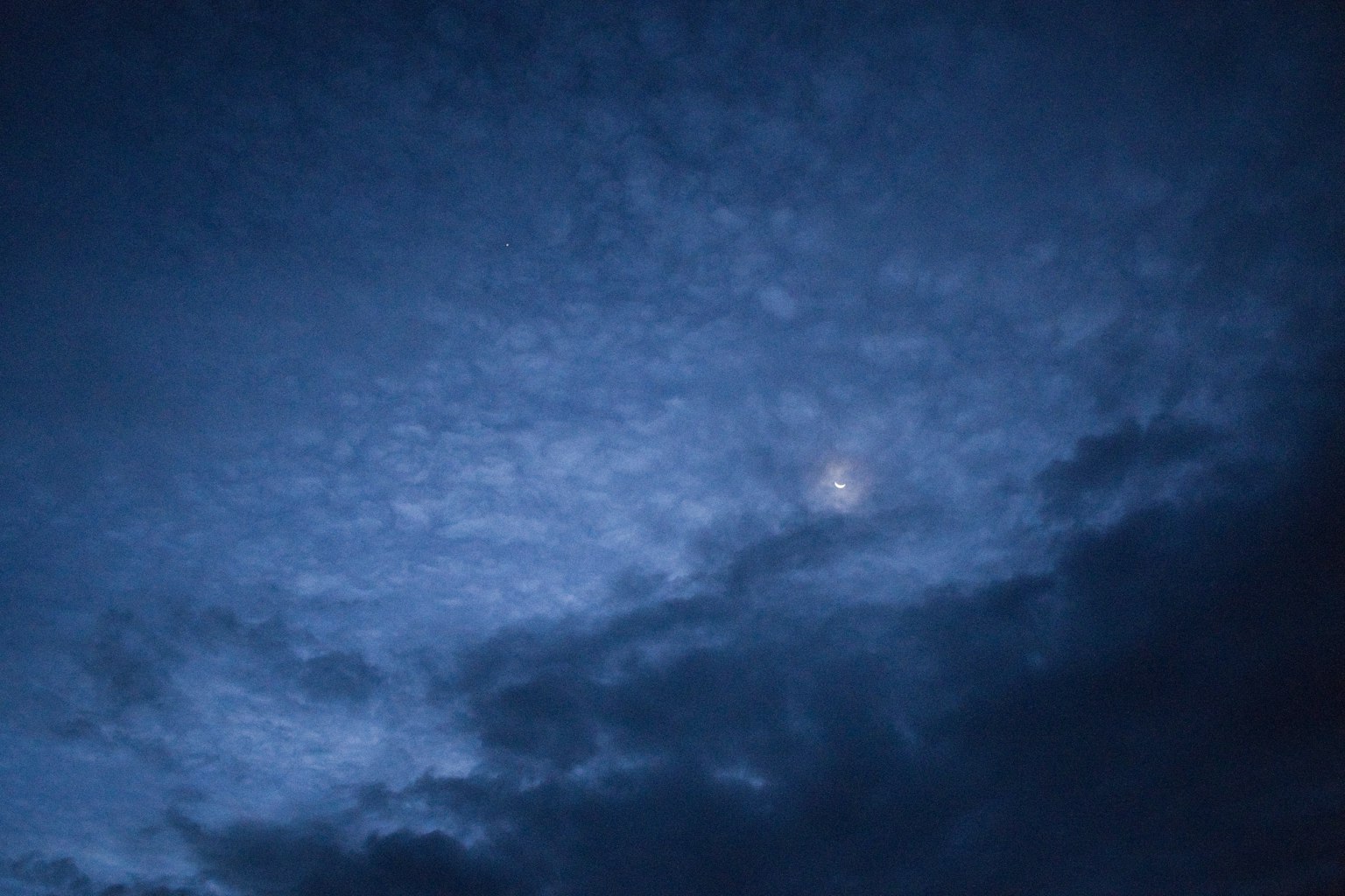 深藍色天空與雲和部分月亮