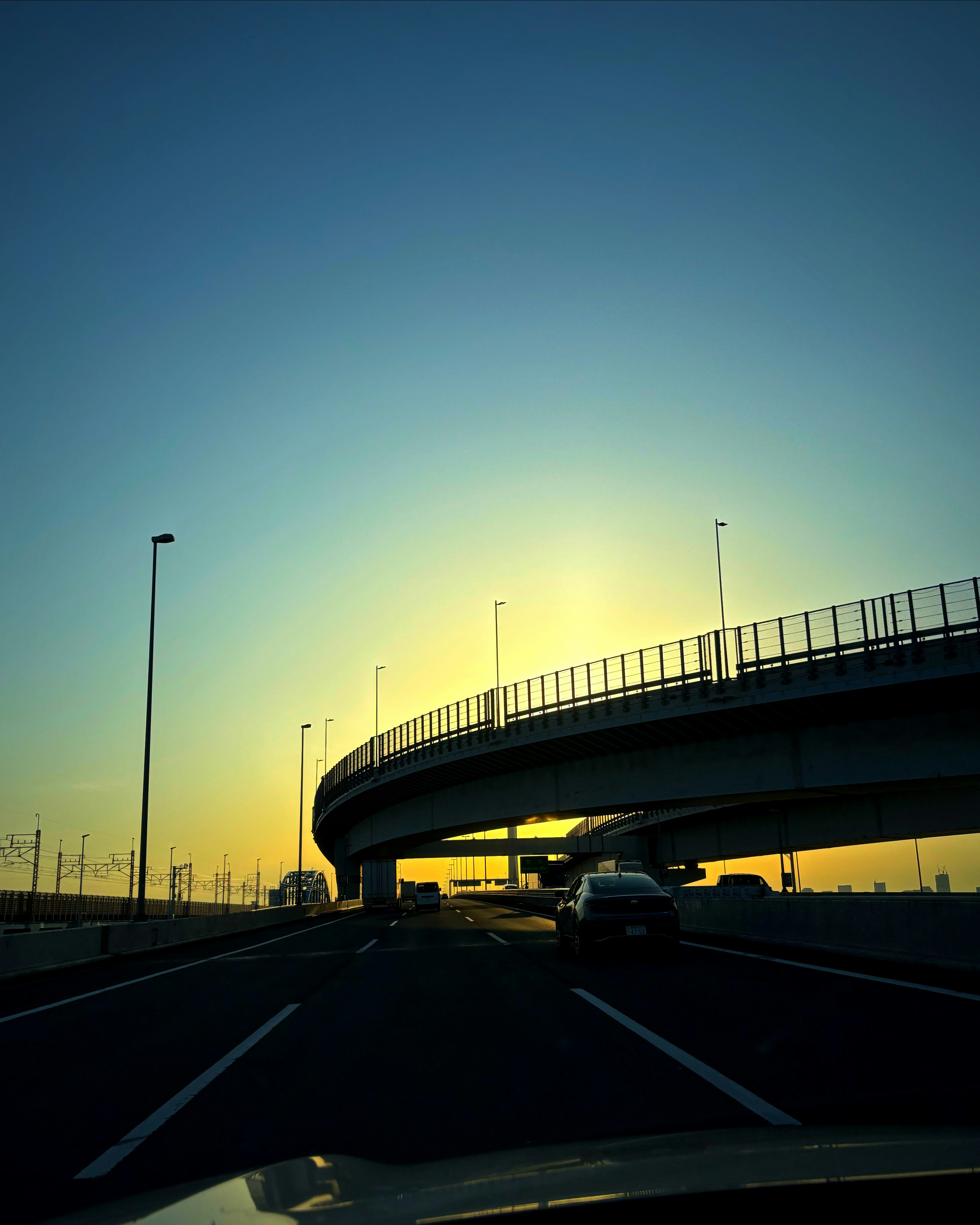 東京の空と高架橋のある道路風景