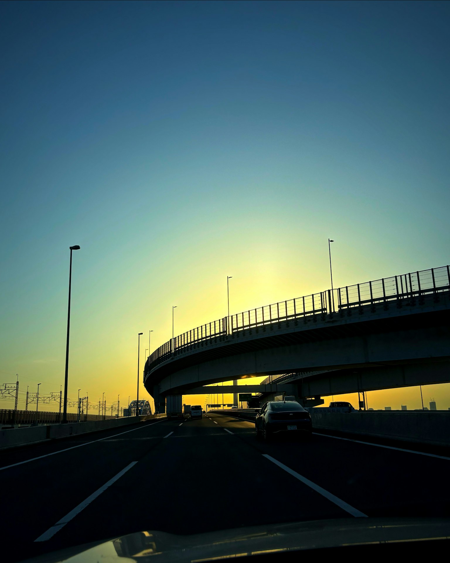 Una vista escénica de una carretera elevada iluminada por el atardecer