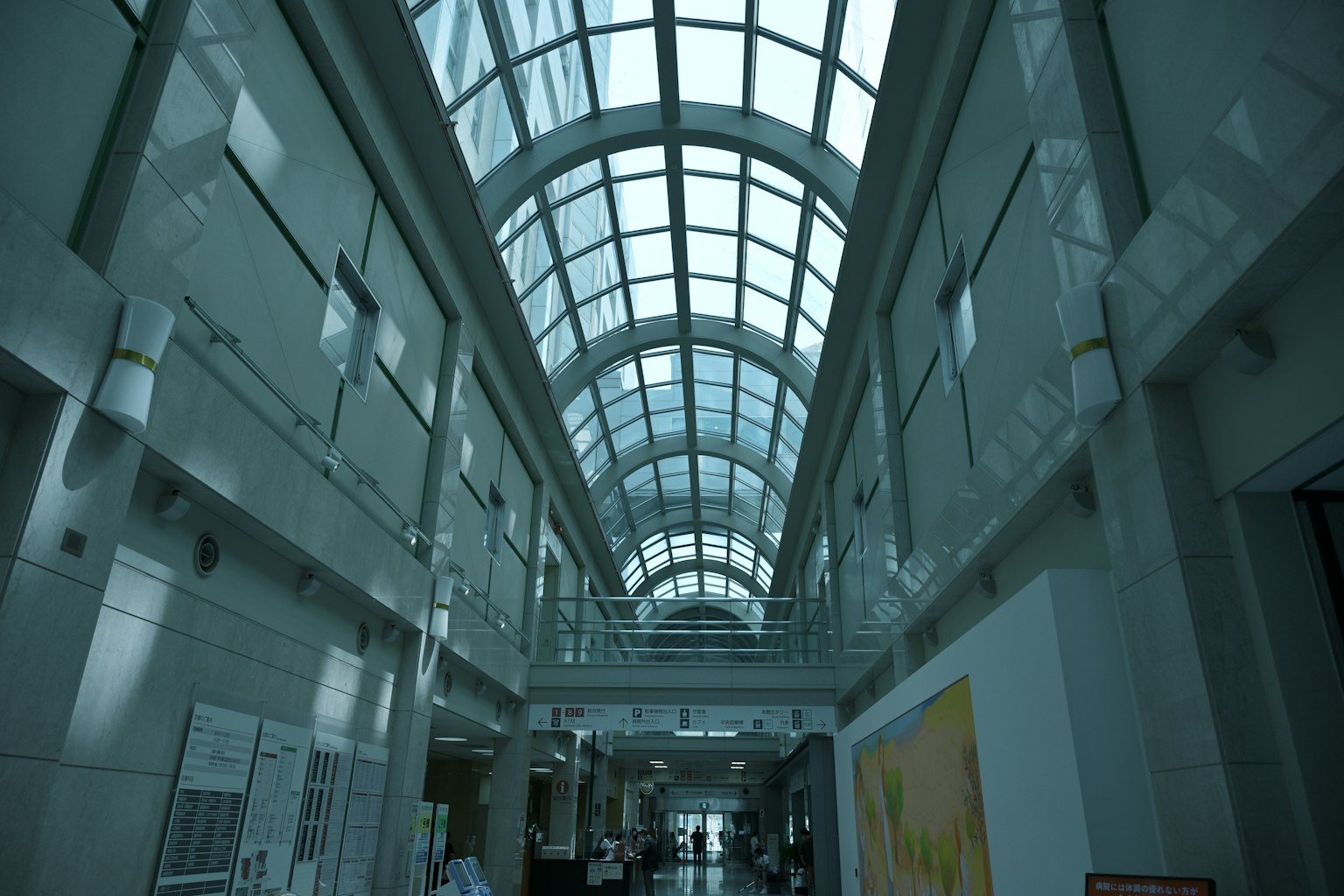 Corridoio moderno con soffitto in vetro luminoso