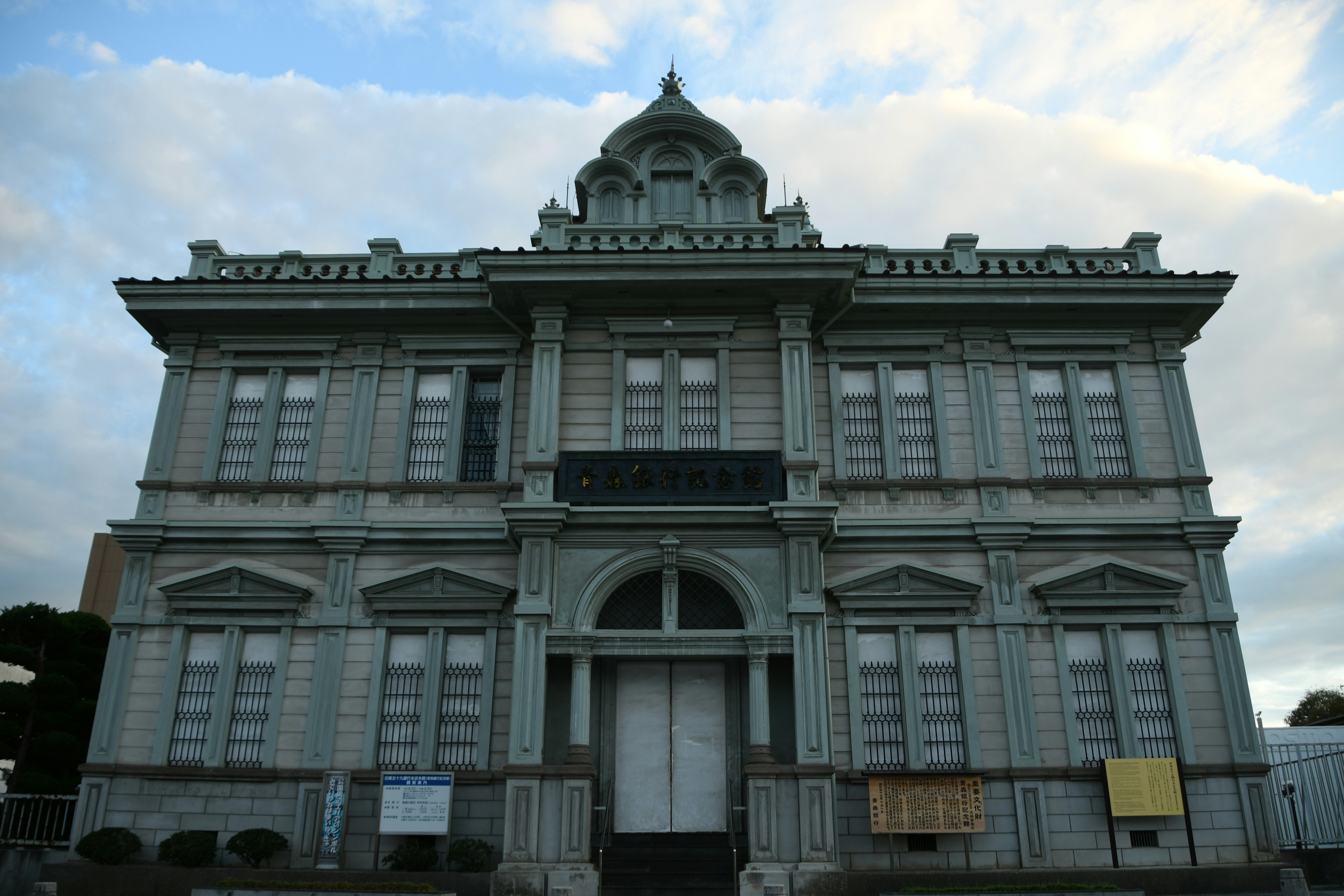 fachada frontal de un edificio histórico