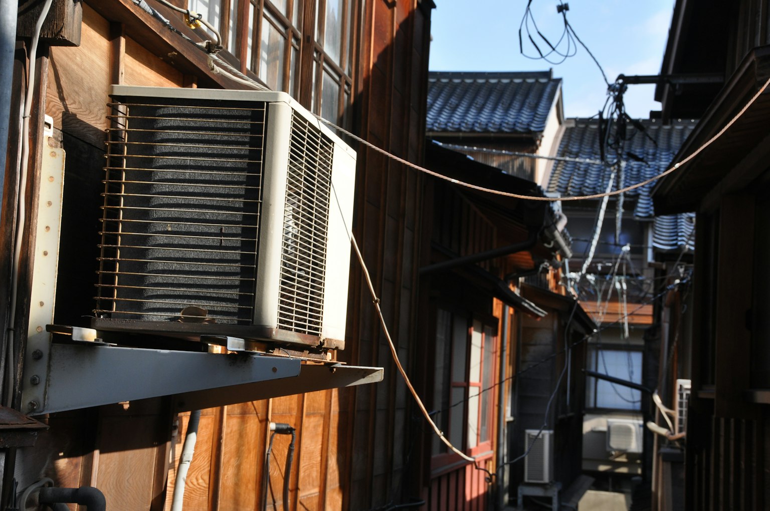 狹窄小巷中的空調和木質建築