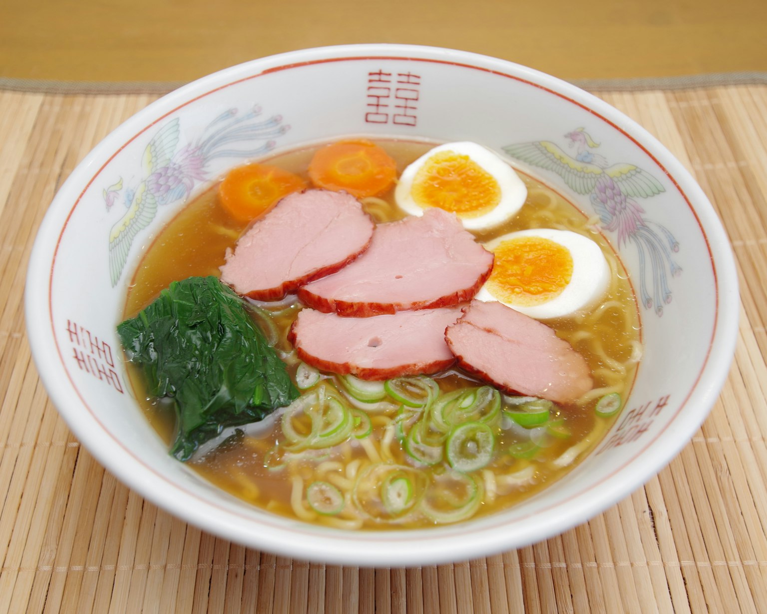 Một bát ramen ngon với thịt chashu thái lát, trứng luộc lòng đào, hành lá, rong biển và cà rốt