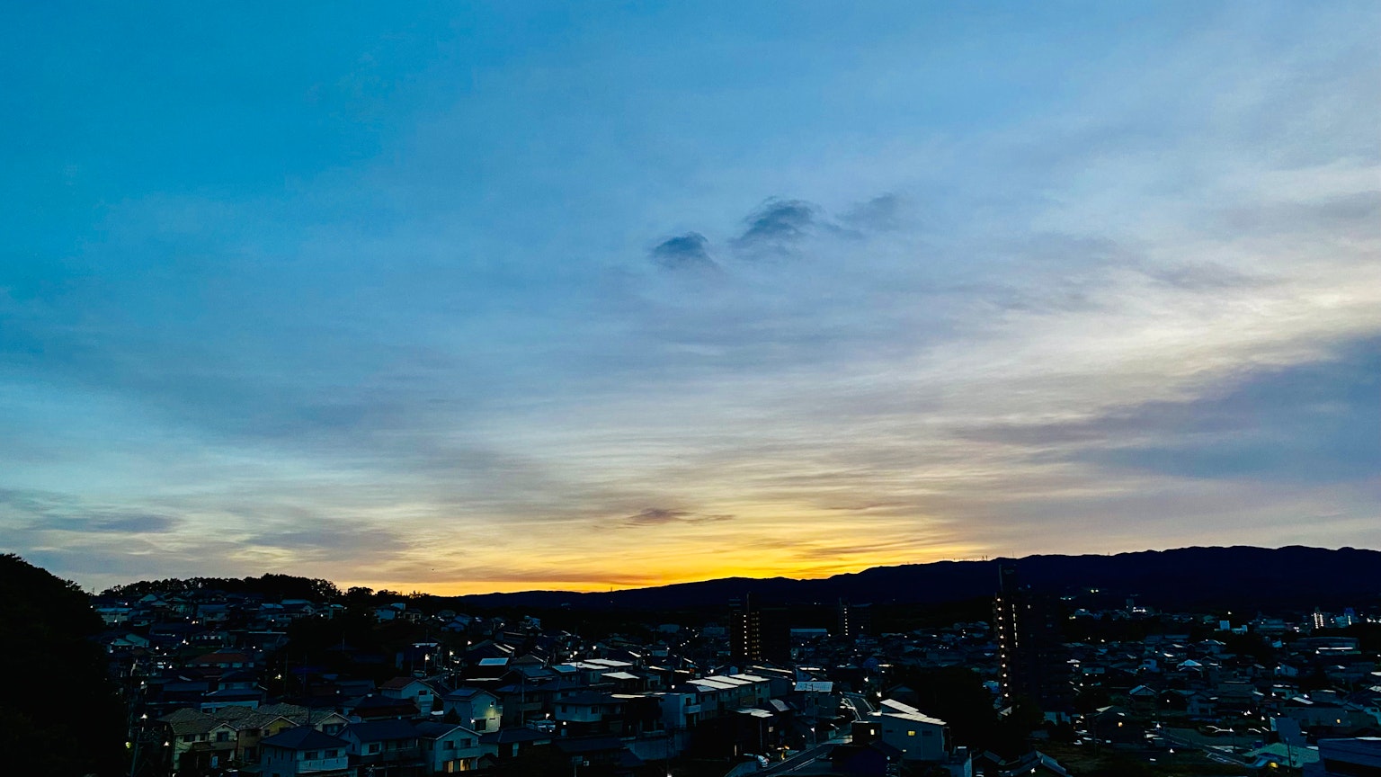 Schöner Sonnenuntergangshimmel über einer Stadtlandschaft