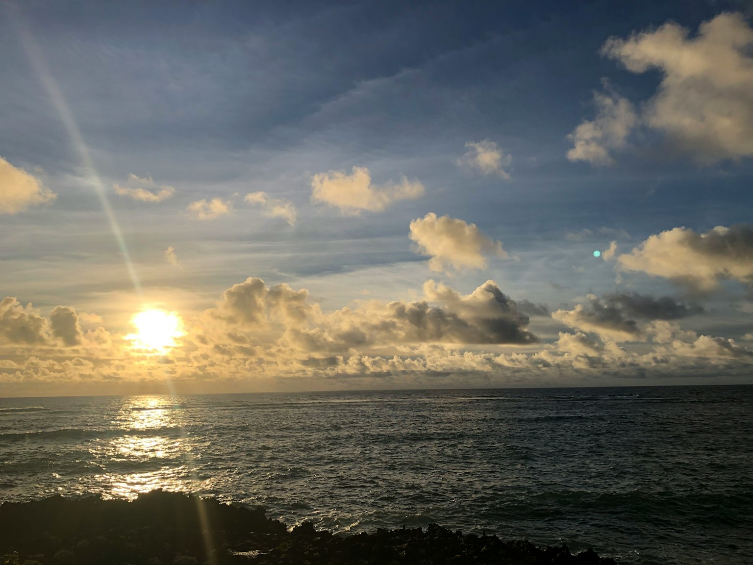 Sonnenuntergang über dem Ozean mit Wolken am Himmel