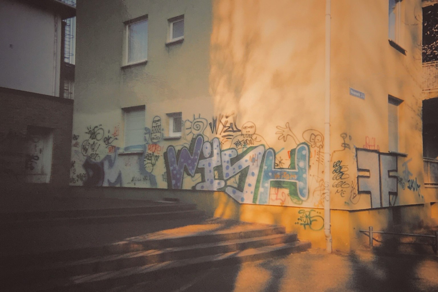 Arte di graffiti colorato su un angolo di muro giallo