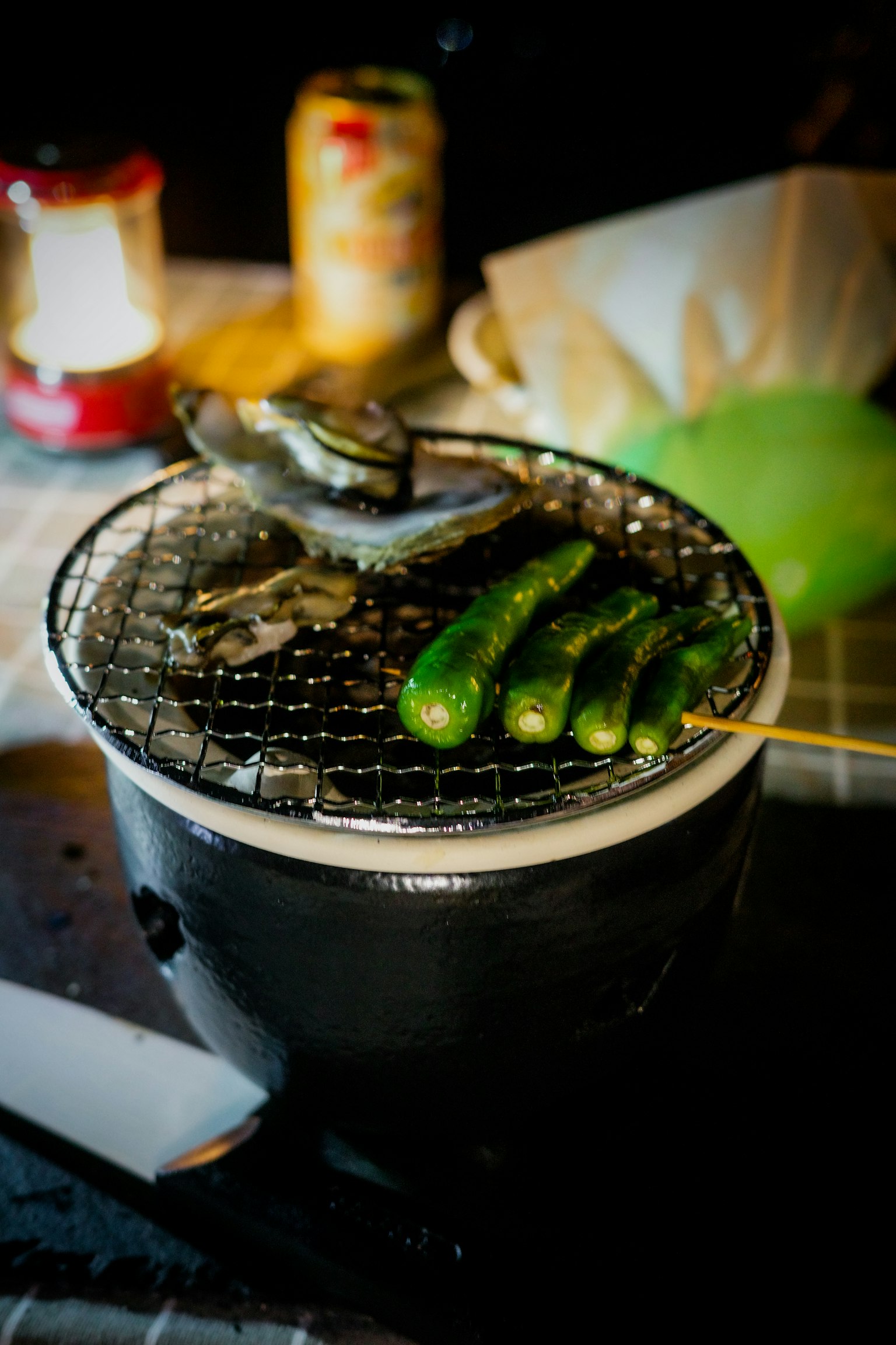 Poisson grillé et brochettes de piment vert sur un barbecue