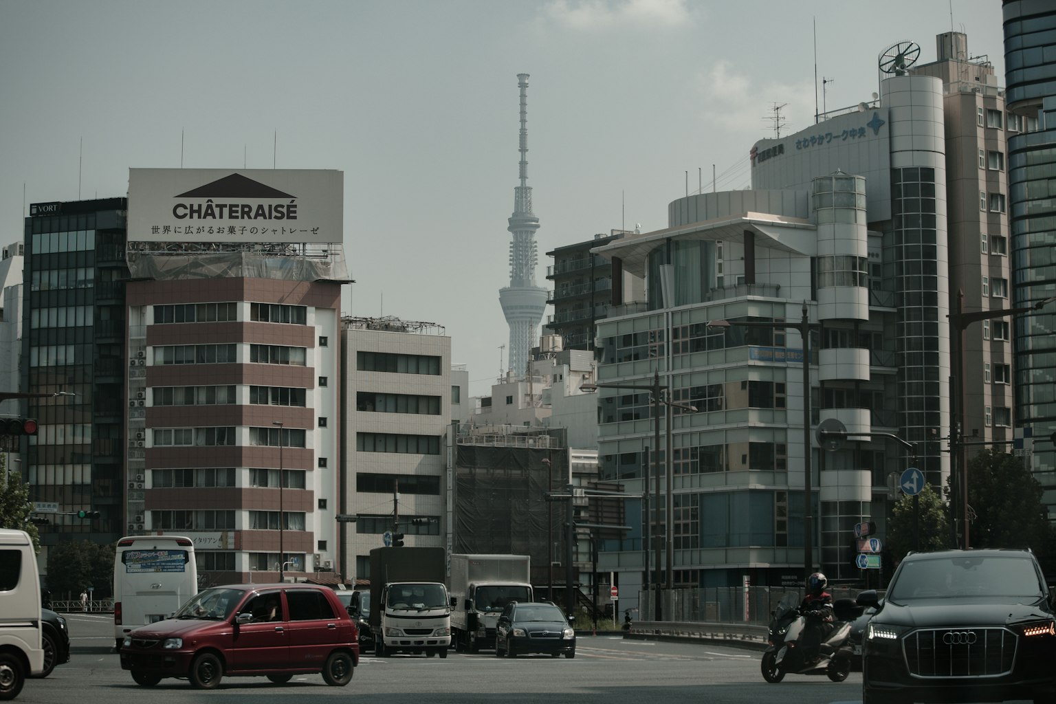 Paisaje urbano de Tokio con la Torre de Tokio y edificios circundantes