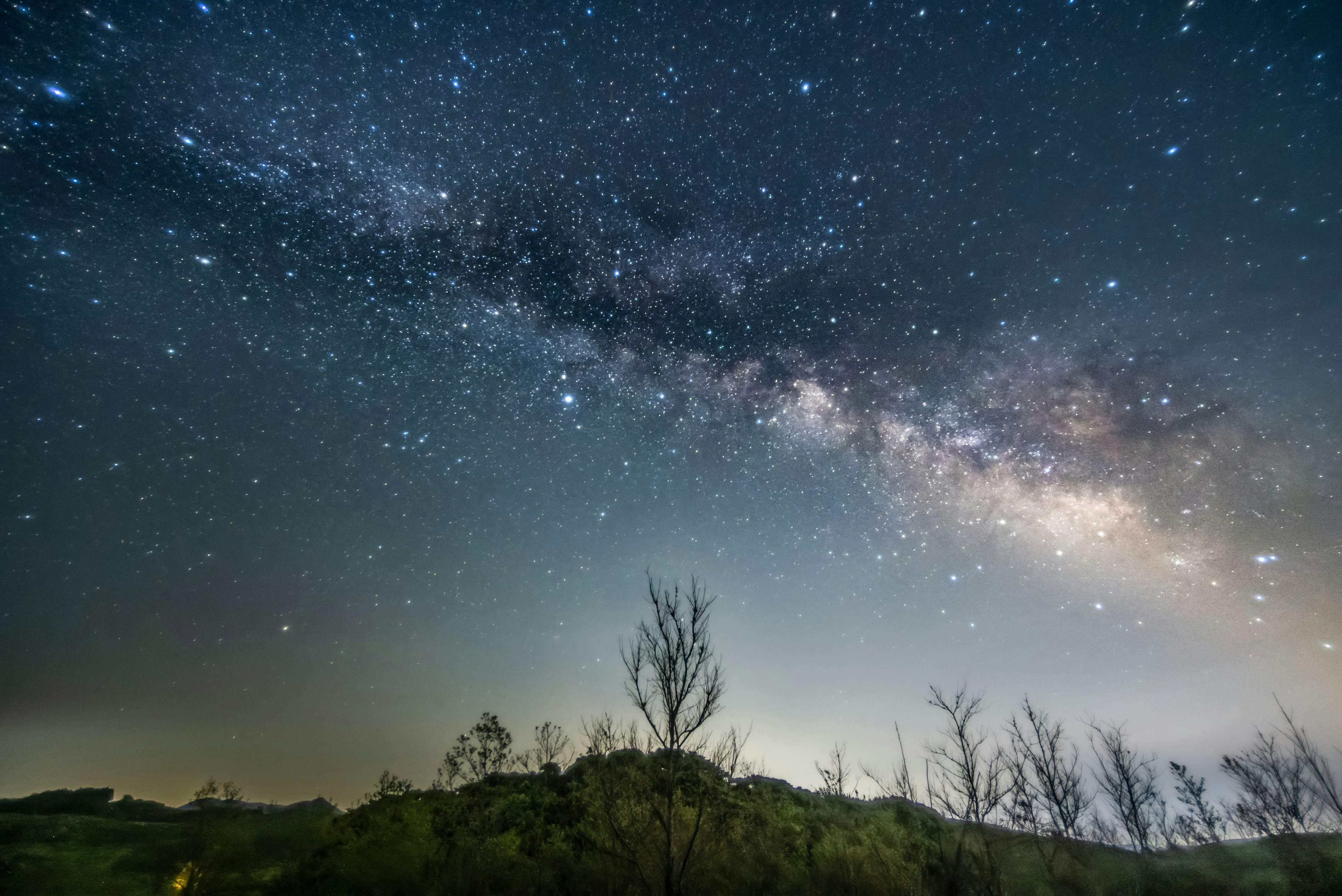 秋吉台の夜空に広がる天の川の星景