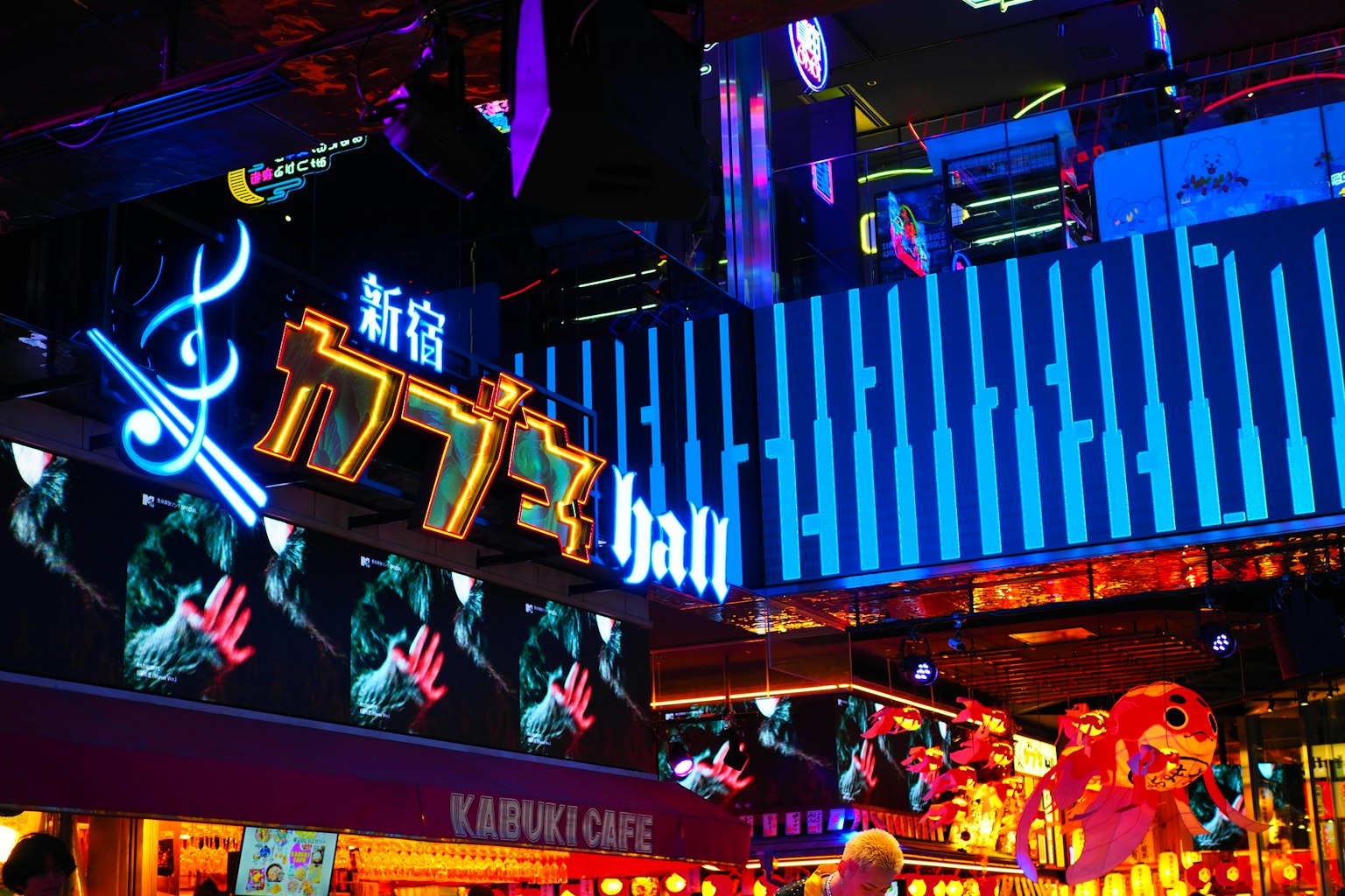 Helle Neonzeichen und bunte Beleuchtung im Karaoke-Haus in Shinjuku