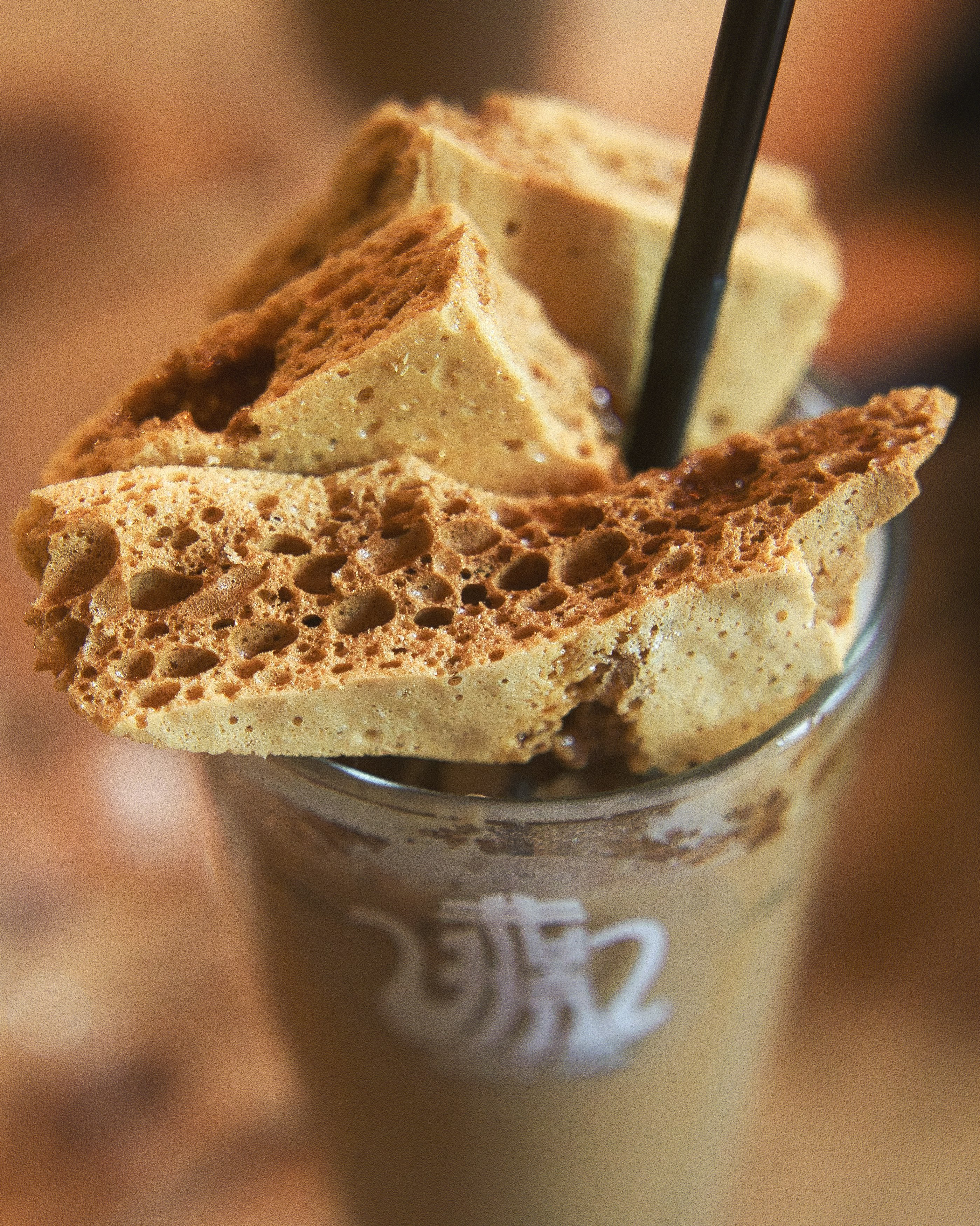 ガラスの器に入ったコーヒーとパンのスナック