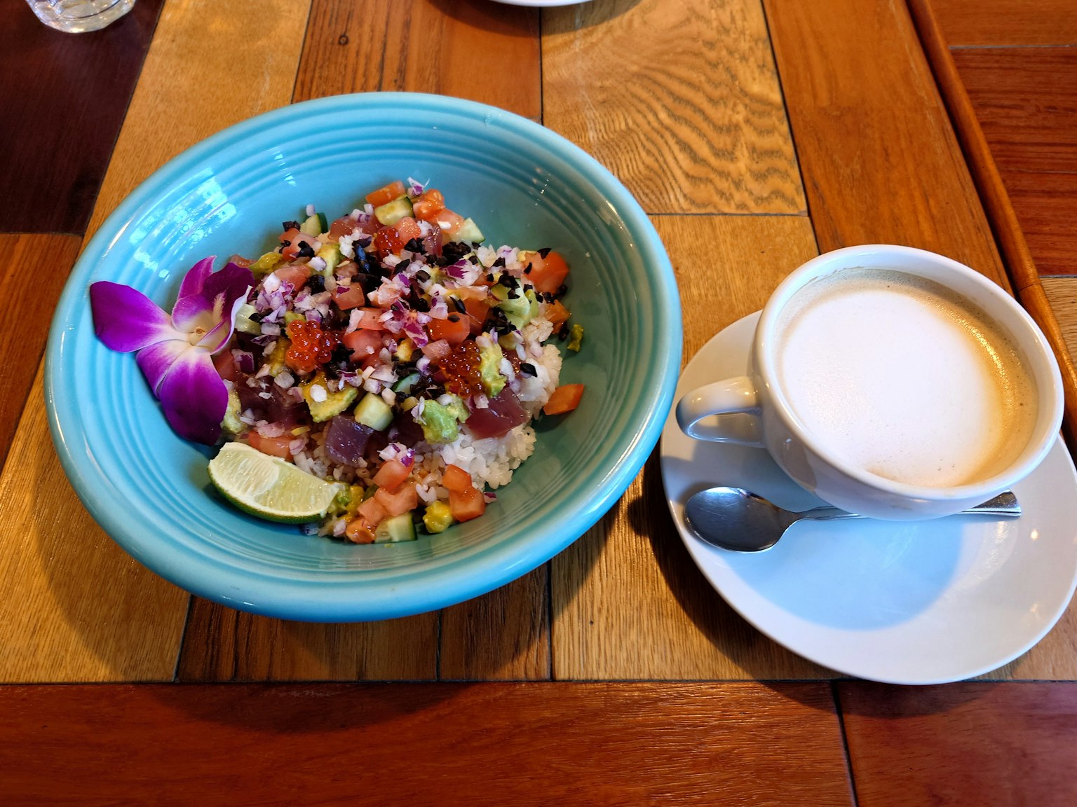 Salad berwarna-warni dalam mangkuk biru dengan cangkir kopi di samping