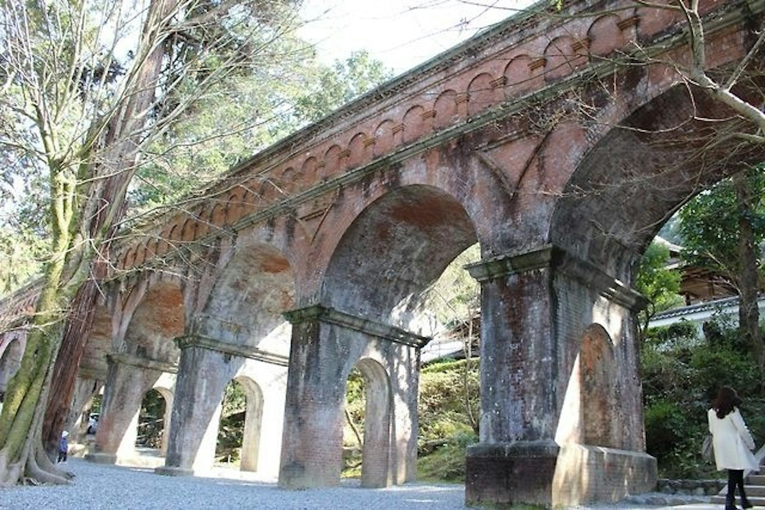 Aqueduct batu berbentuk lengkung yang indah dengan alam sekitar
