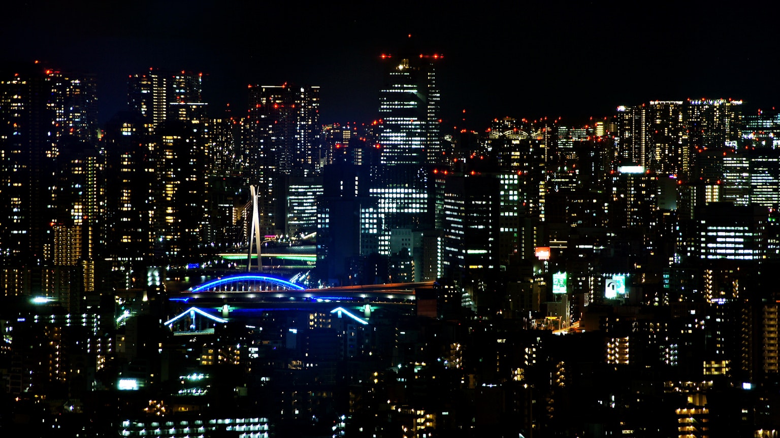 東京摩天大樓的夜景與發光橋樑