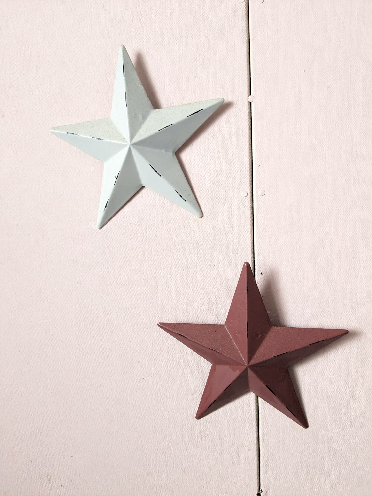 Decorazioni a stella tridimensionali blu e marroni appese a un muro