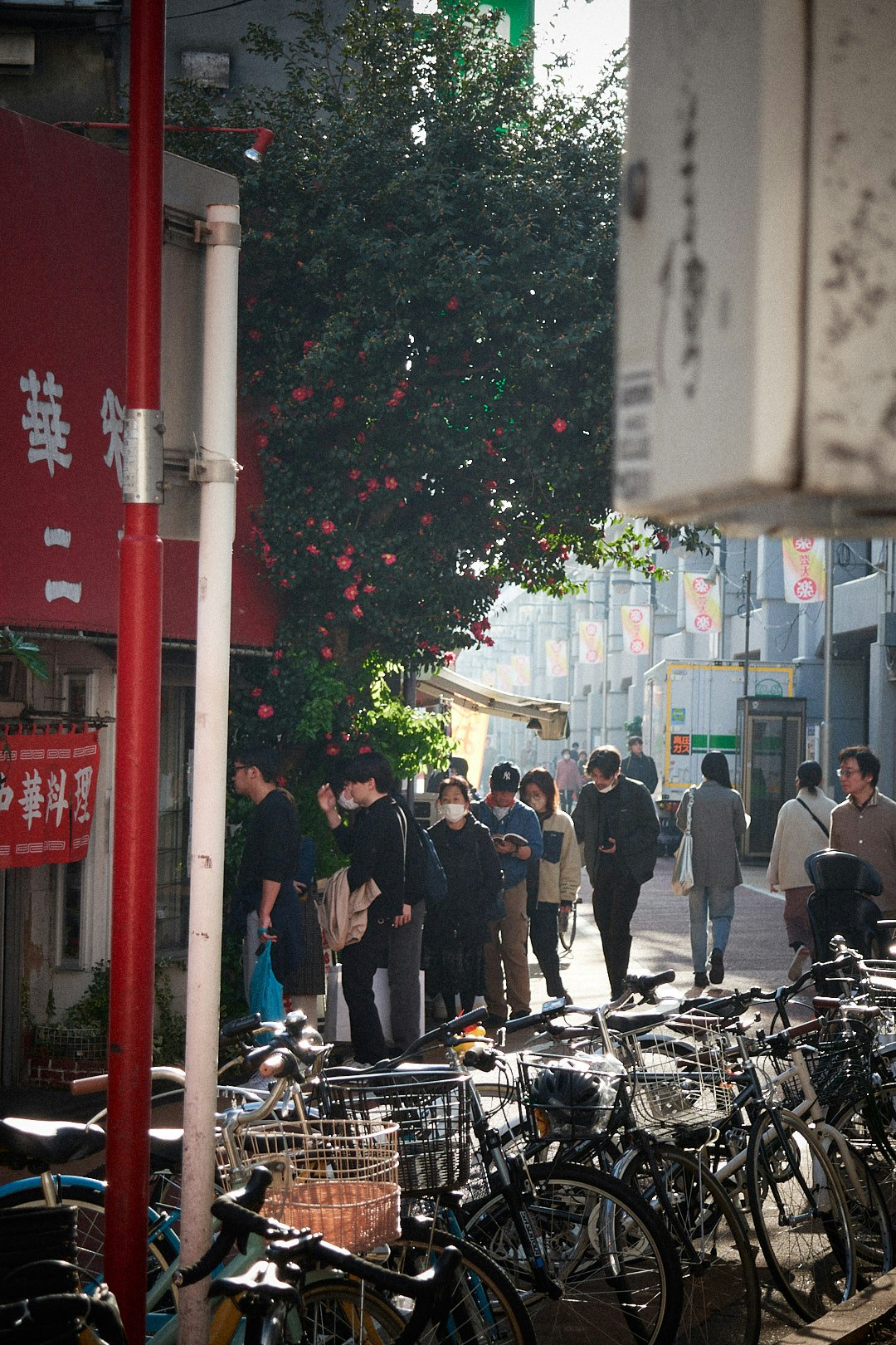 学芸大学前の商店街で並ぶ自転車と人々の路地