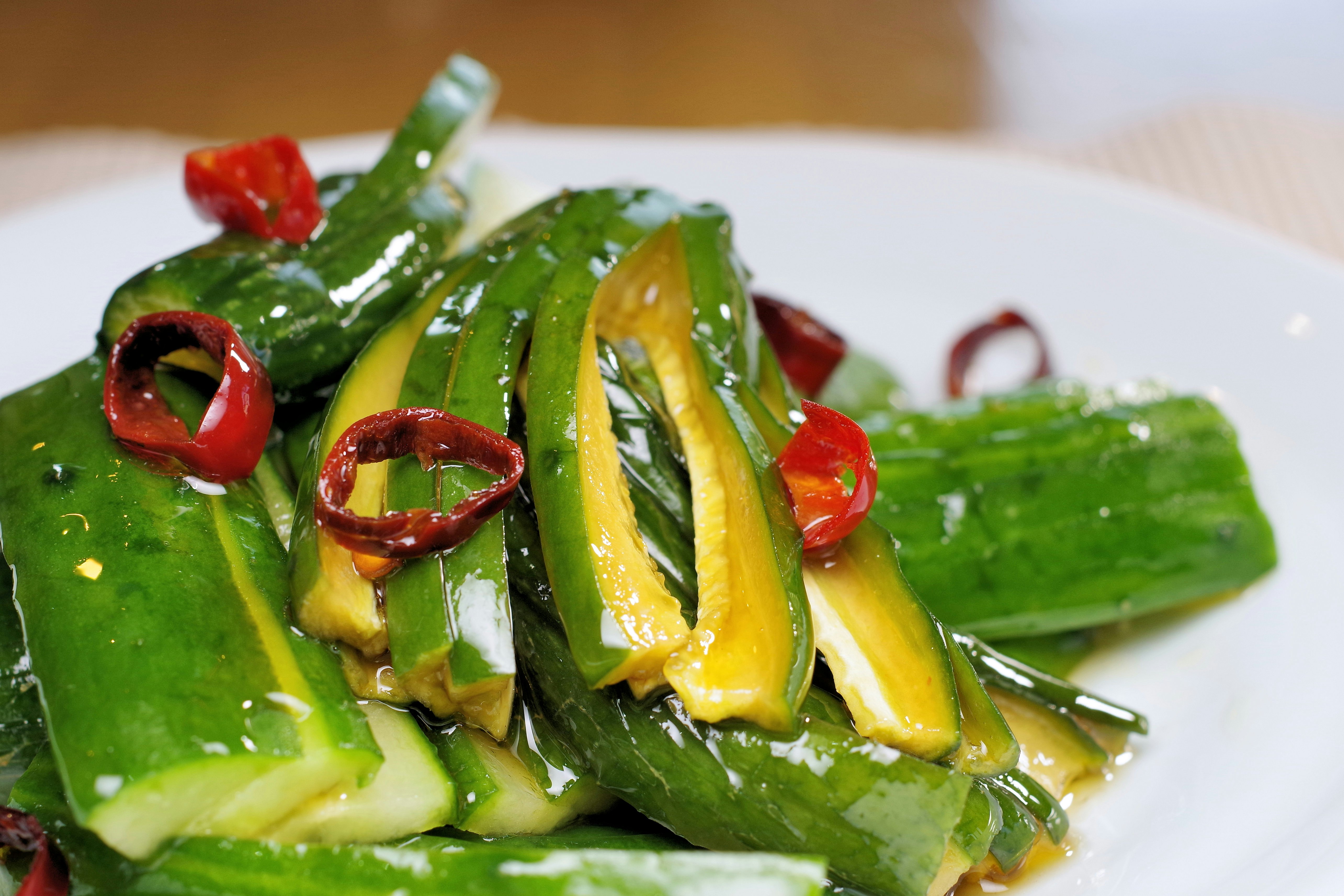 salade de légumes verts dans une assiette