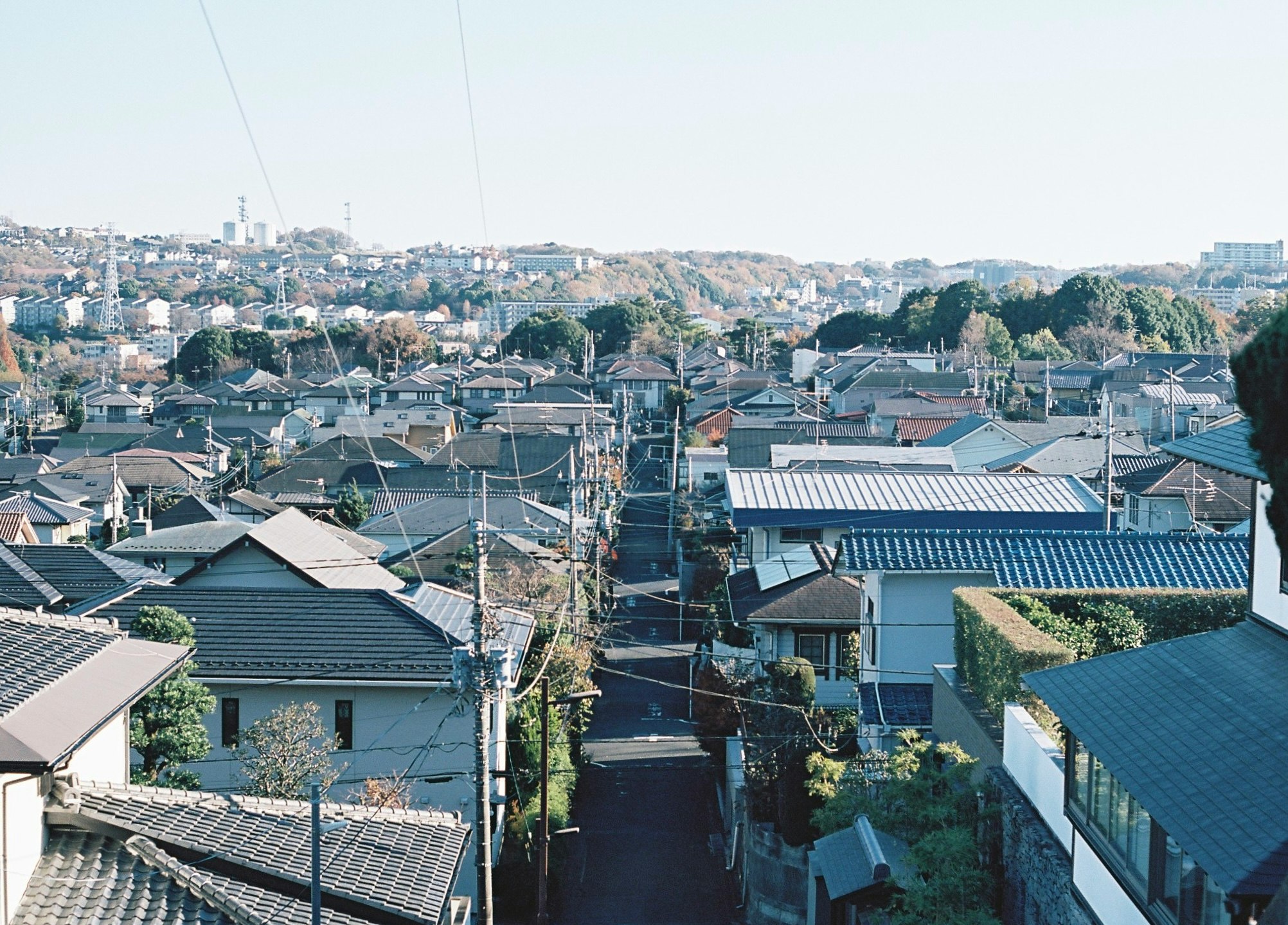 住宅街の屋根が連なる郊外の街並み