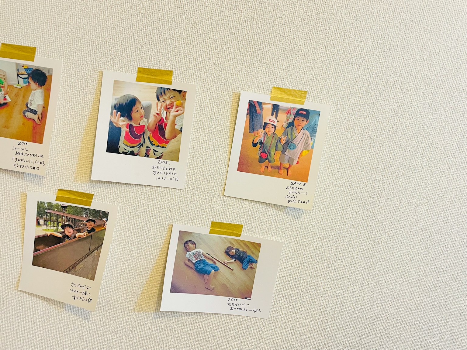 Koleksi foto polaroid yang dipasang di dinding