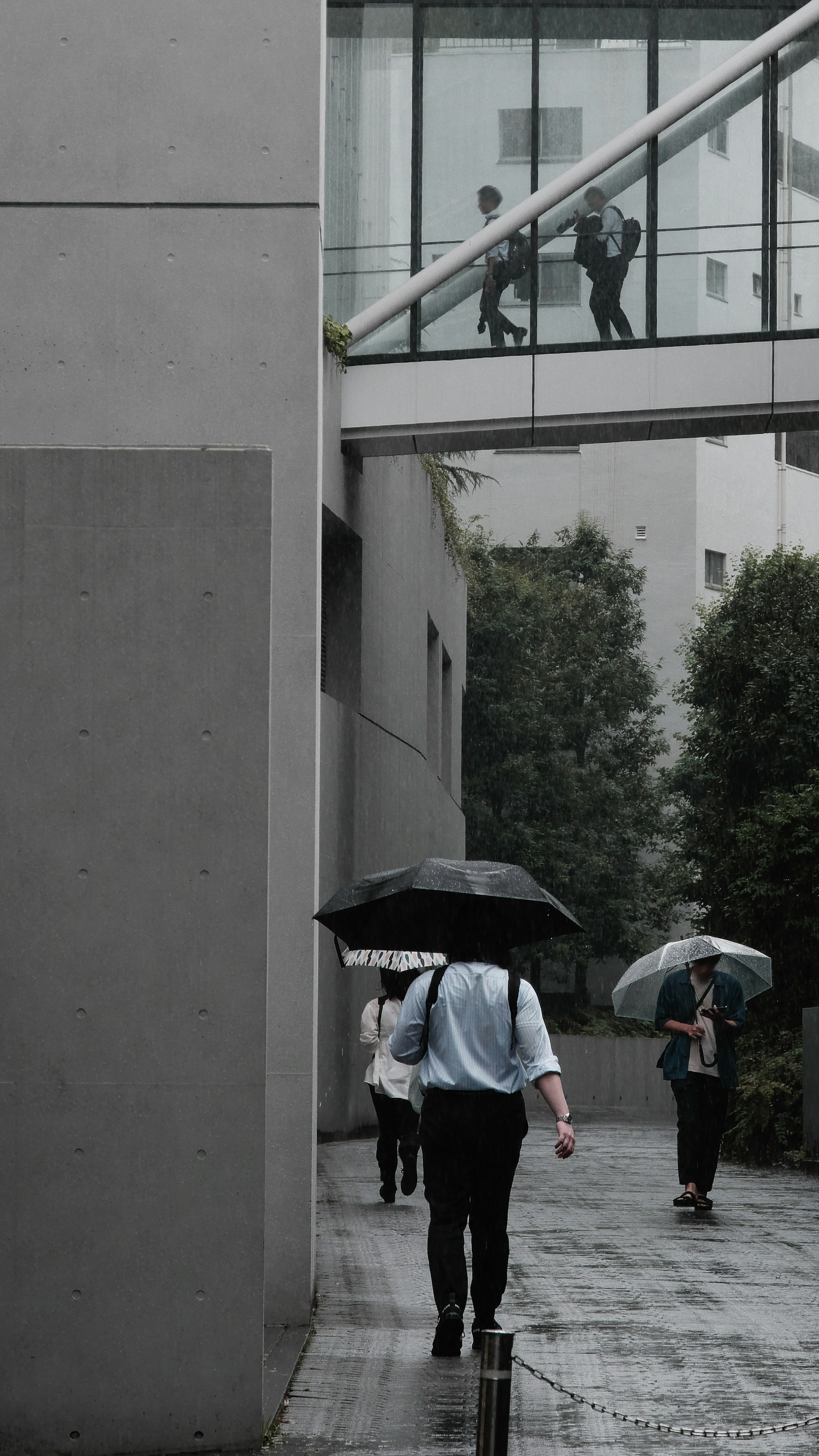 城市建築間的有頂步行通道裡行走的人們