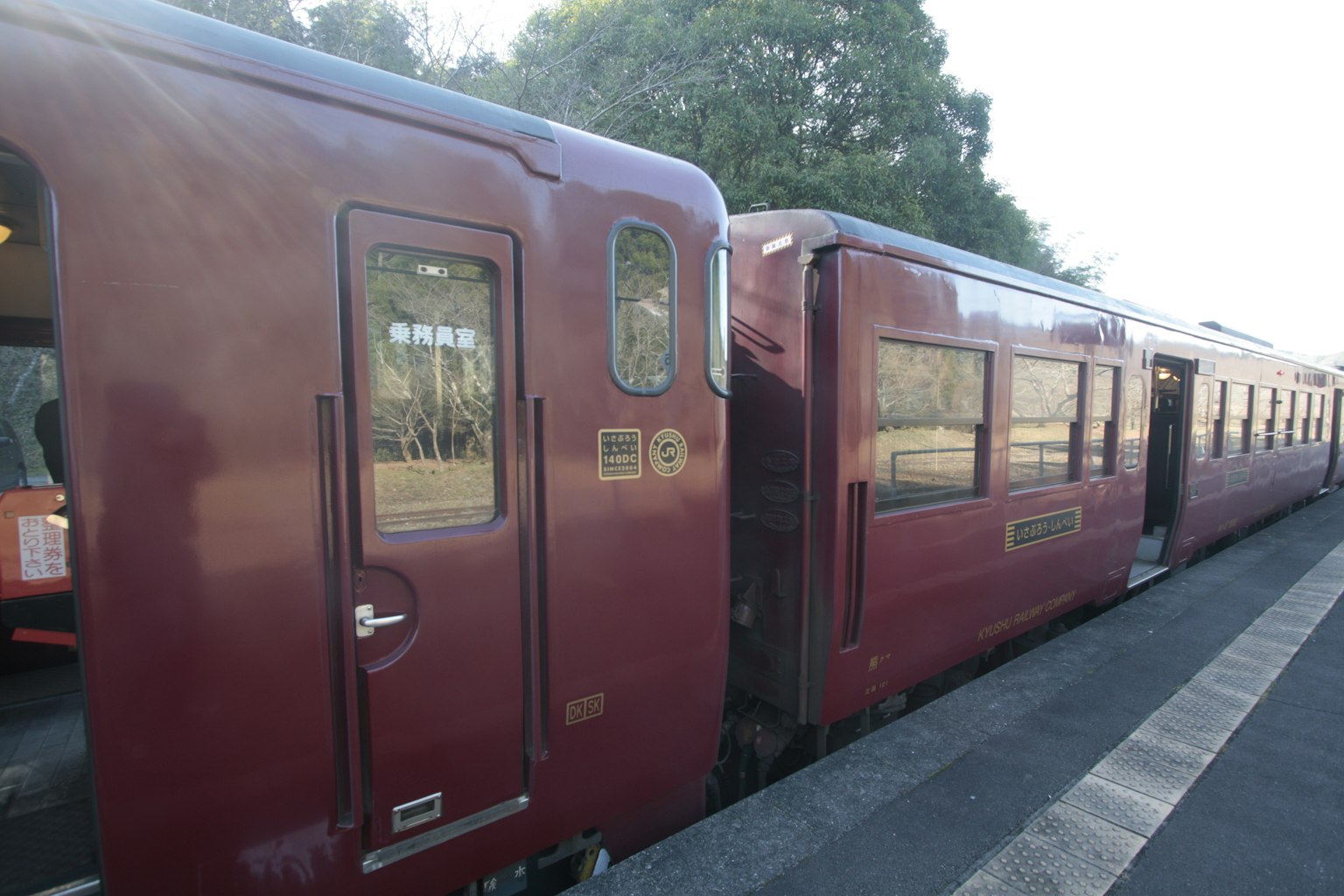 Voitures de train rouges garées à une station