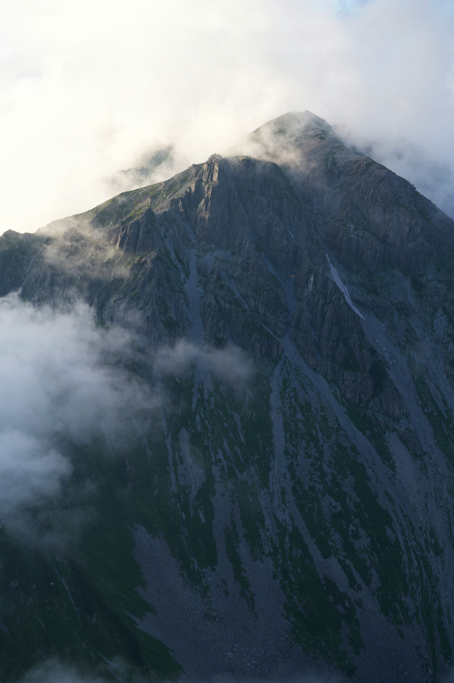 Ein Berggipfel in Wolken gehüllt