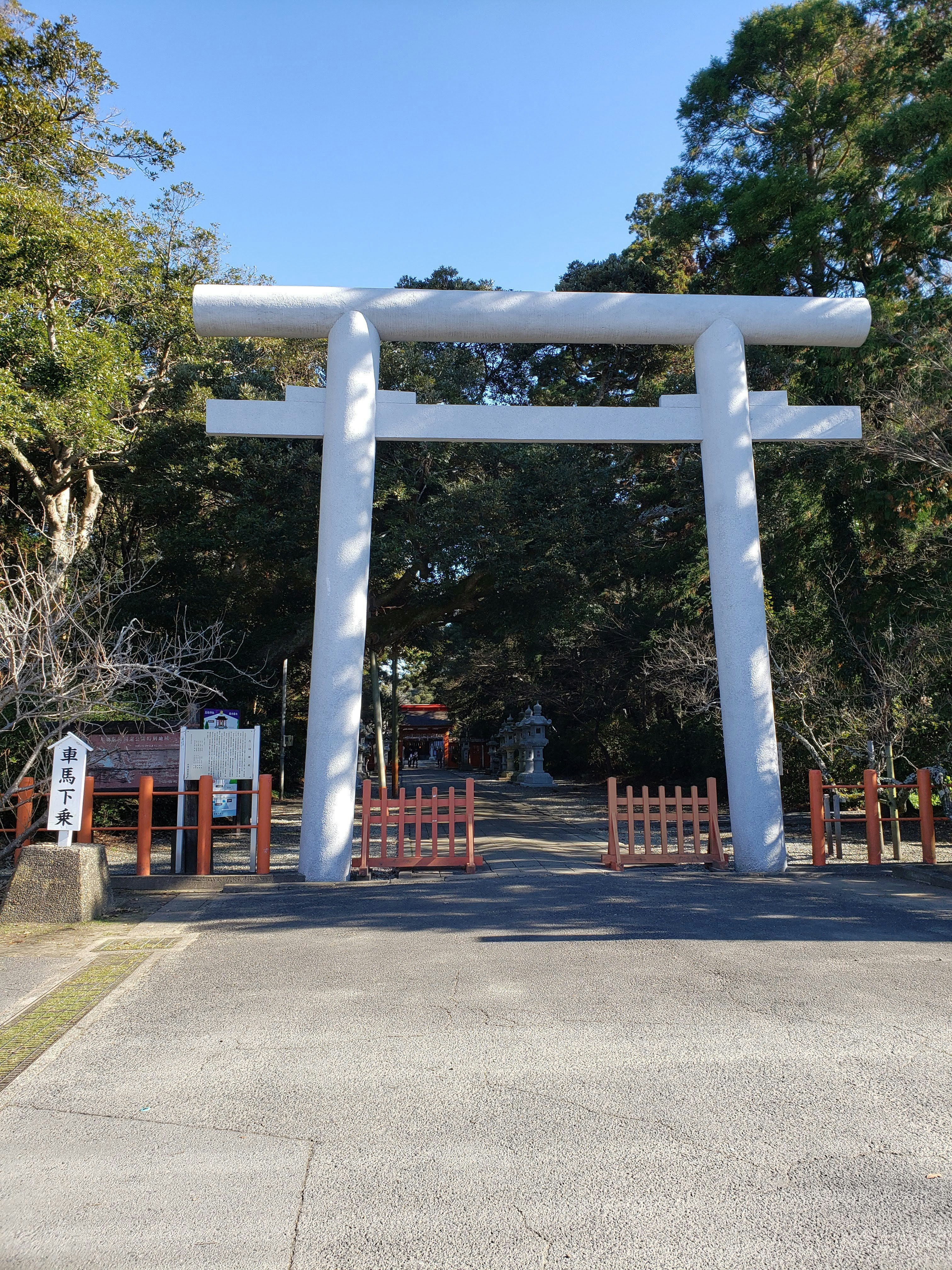 鳥居のある神社の参道入口