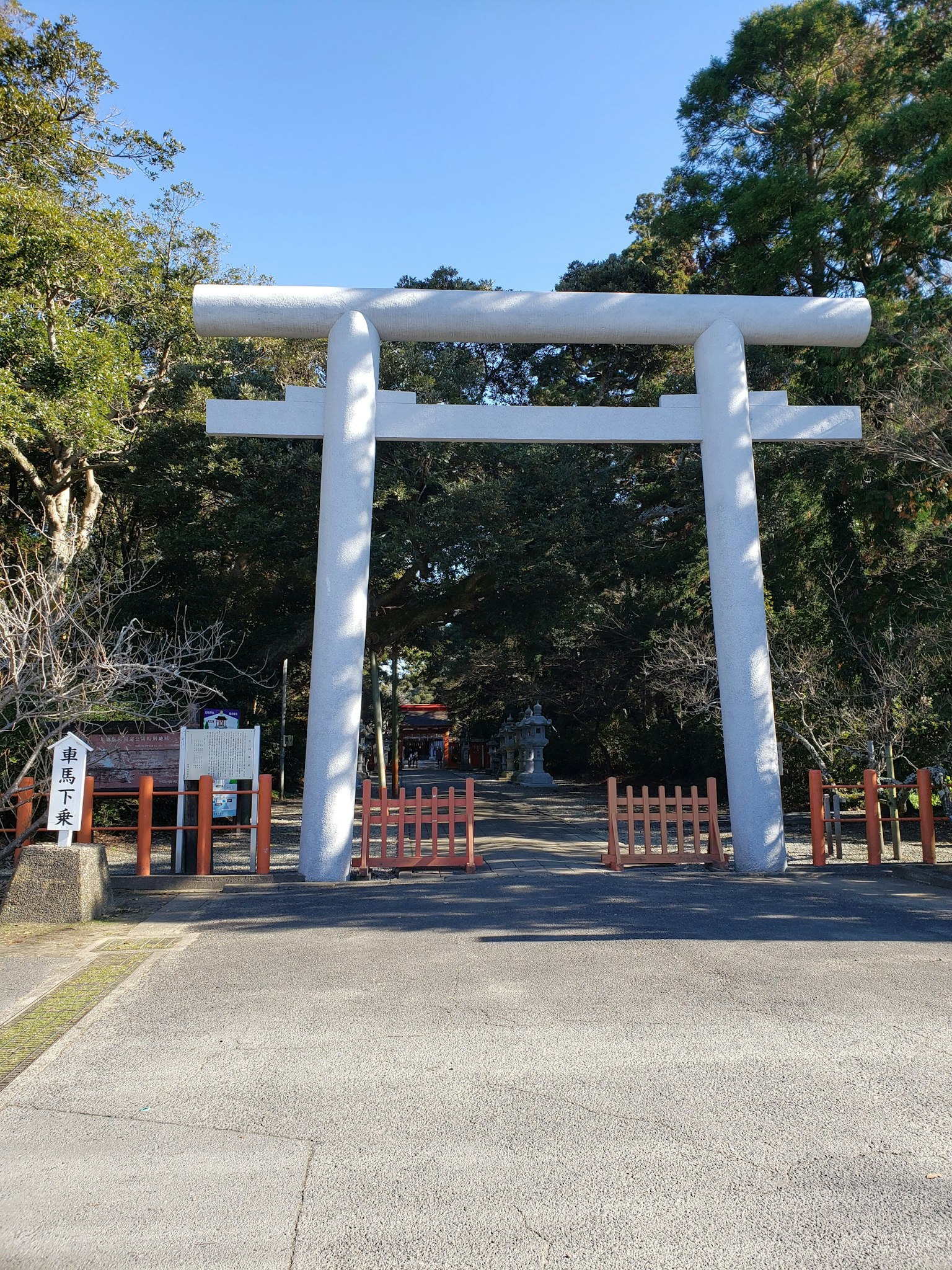 Eingang eines Schreins mit einem großen weißen Torii