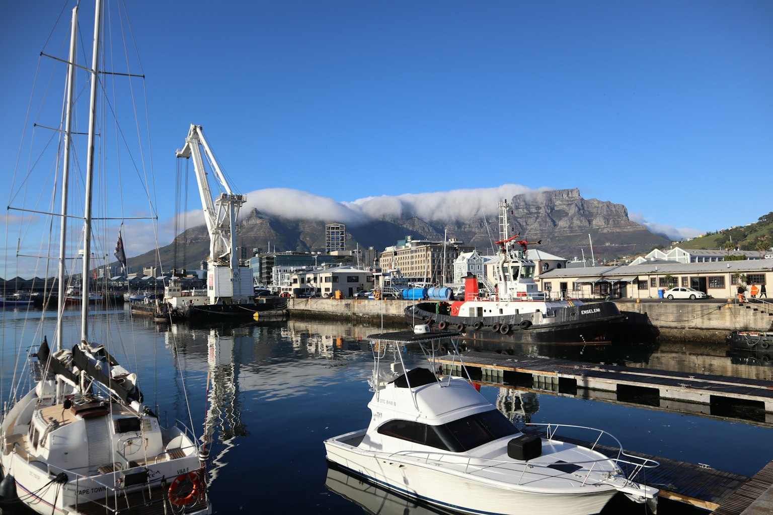 Perahu berlabuh di pelabuhan Cape Town dengan Gunung Meja di latar belakang