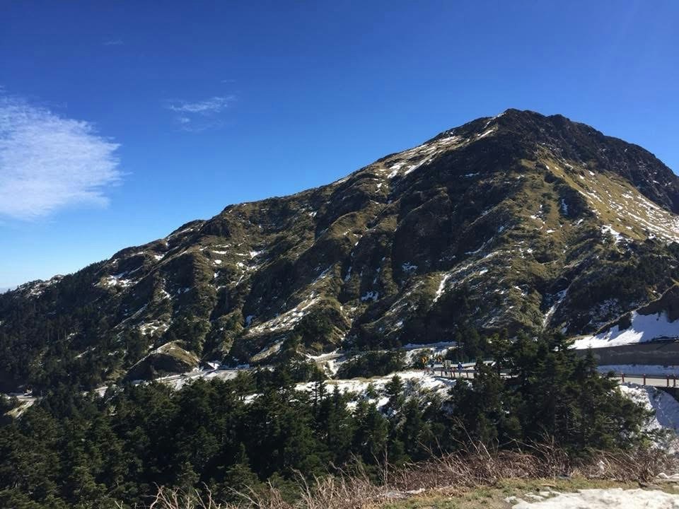 Bergkamm-Landschaft mit Wald und Schneeflecken