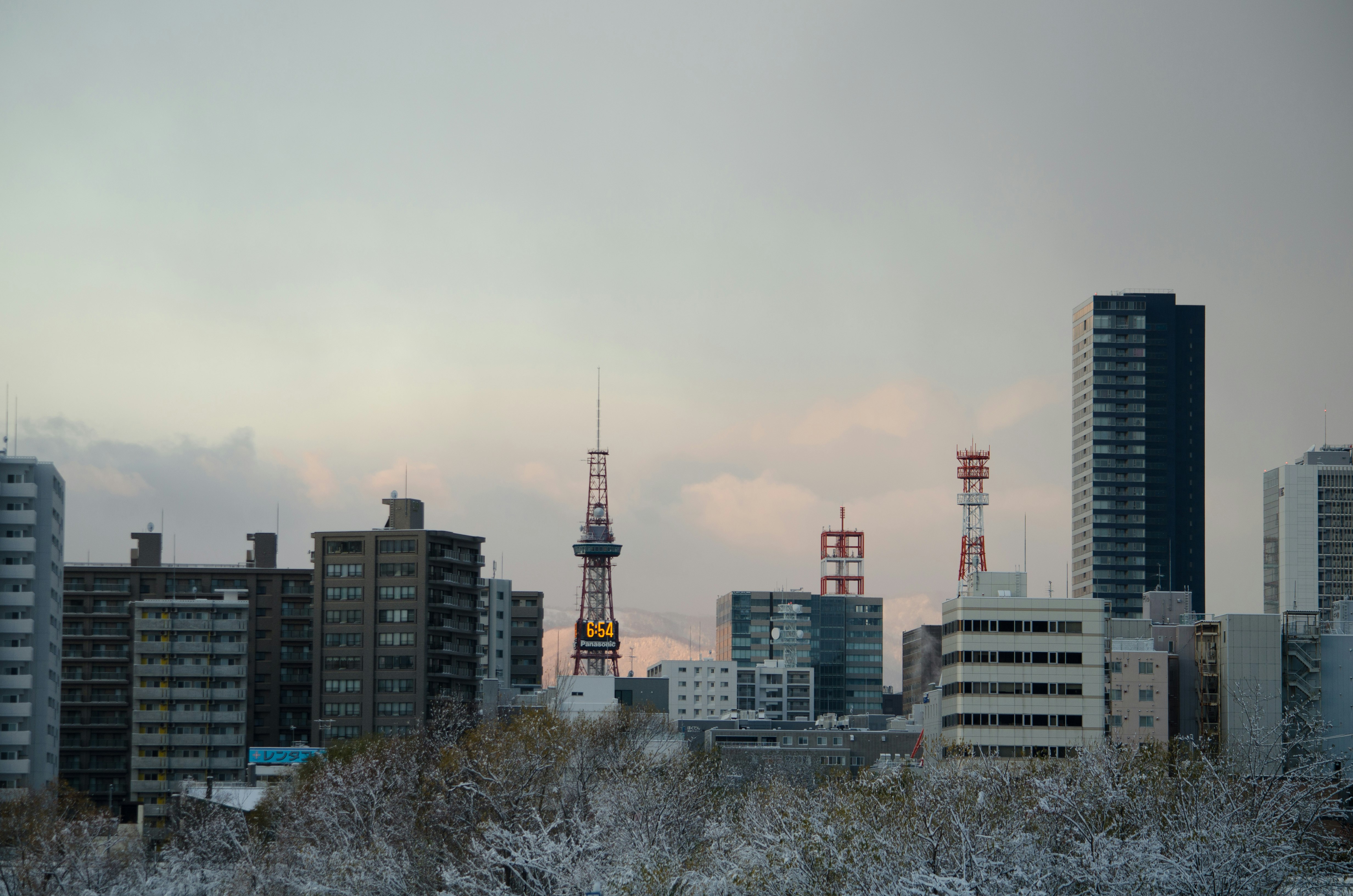 都市の高層ビル群とスカイツリーの見える夕暮れの空
