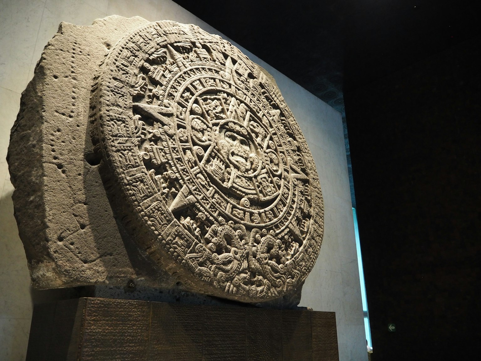 Patung batu matahari Aztec yang dipamerkan di dalam museum