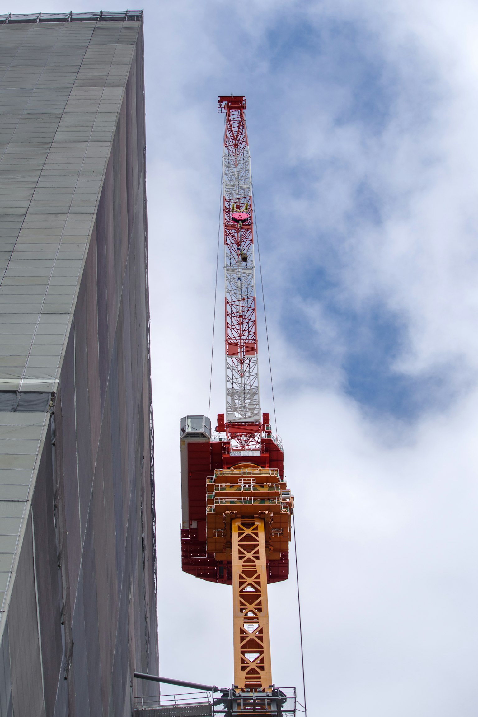 Image of a crane at a construction site of a high-rise building