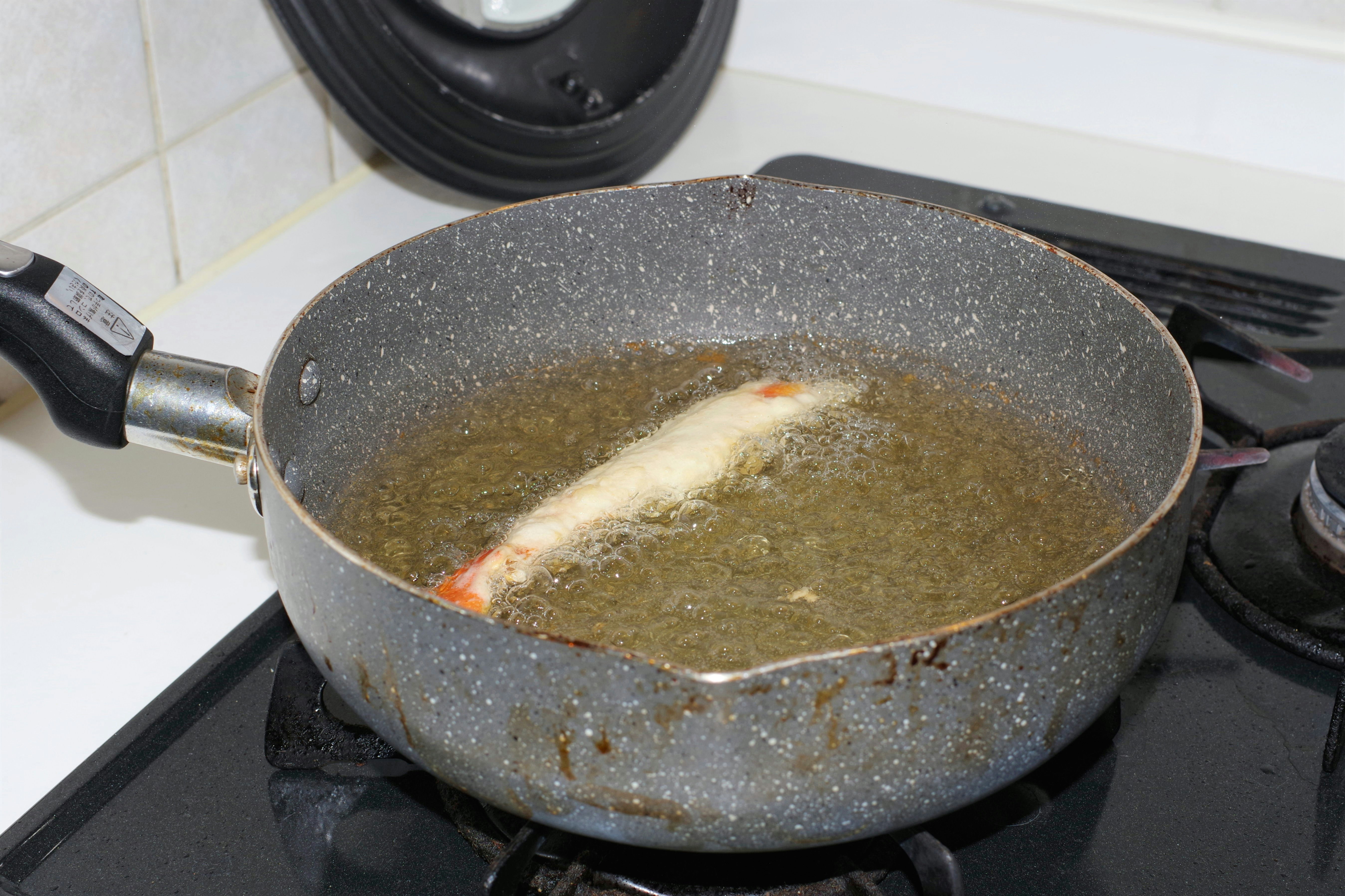 フライパンで揚げ焼きする調理中の油