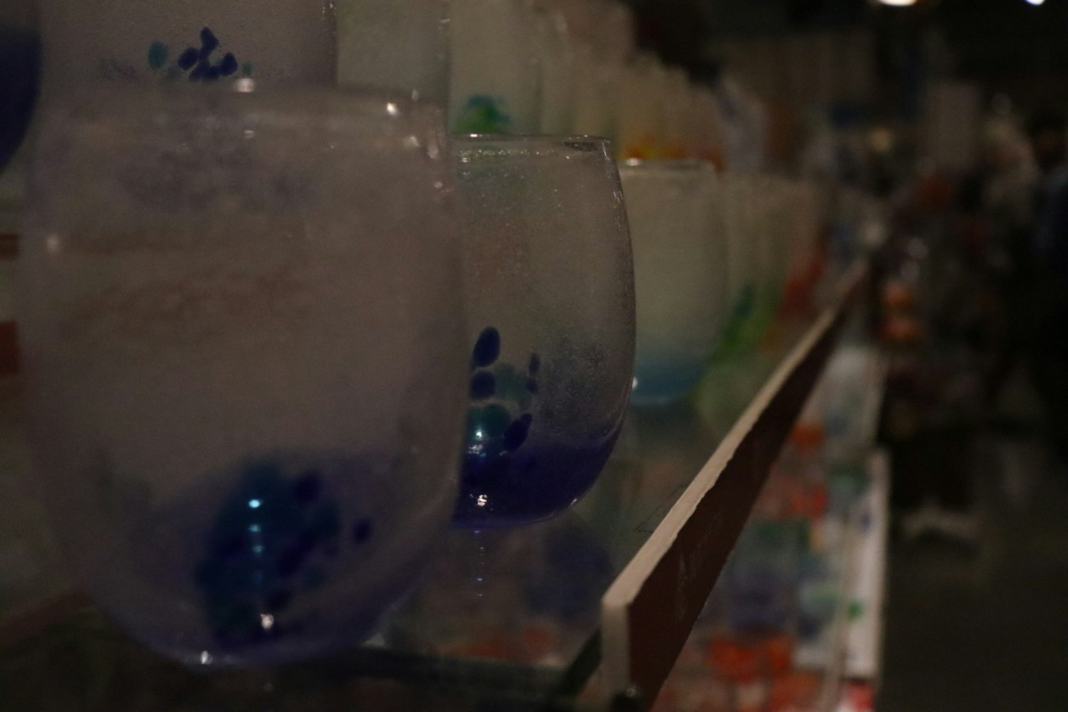 Cận cảnh những chiếc cốc nhiều màu sắc được sắp xếp trên kệ