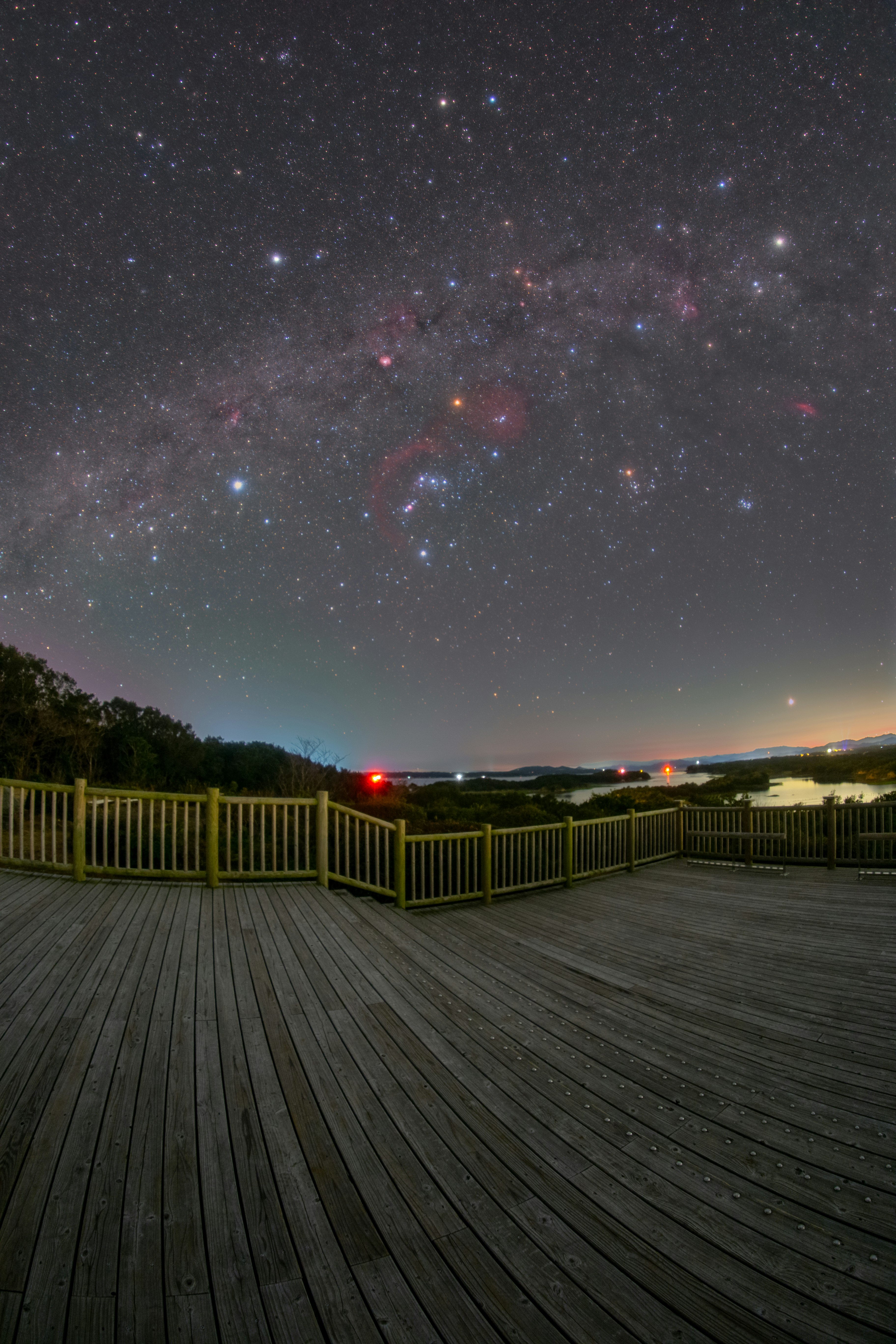 星空と天の川が見える展望デッキの夜景
