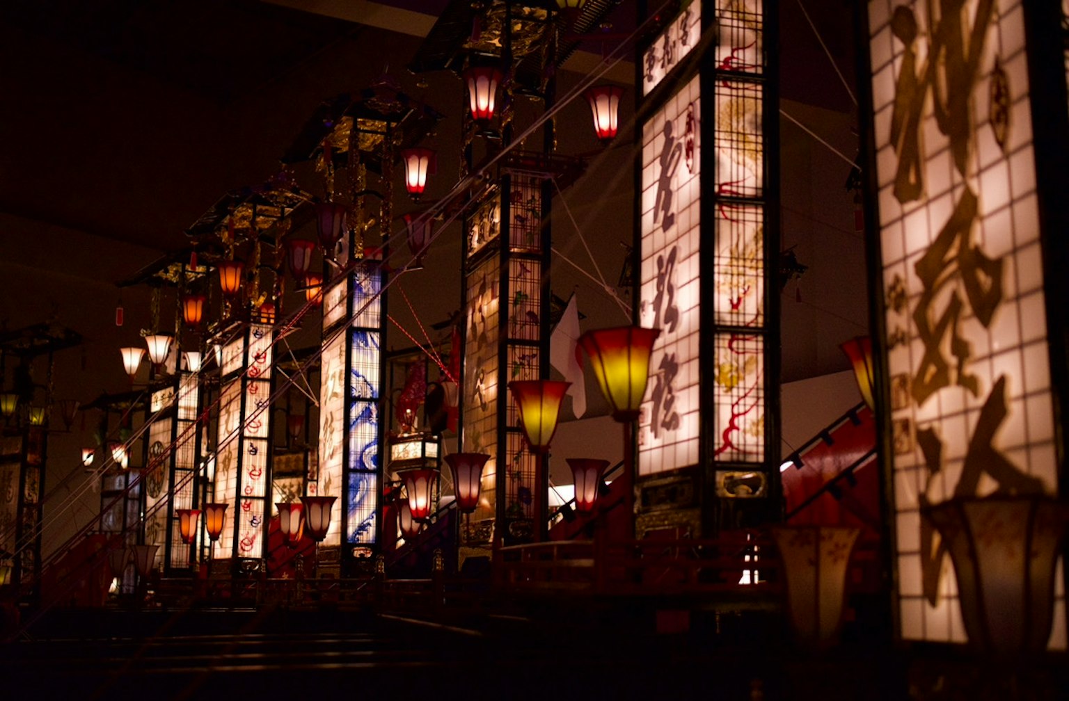 Beaux lanternes et lumières illuminées dans une scène nocturne