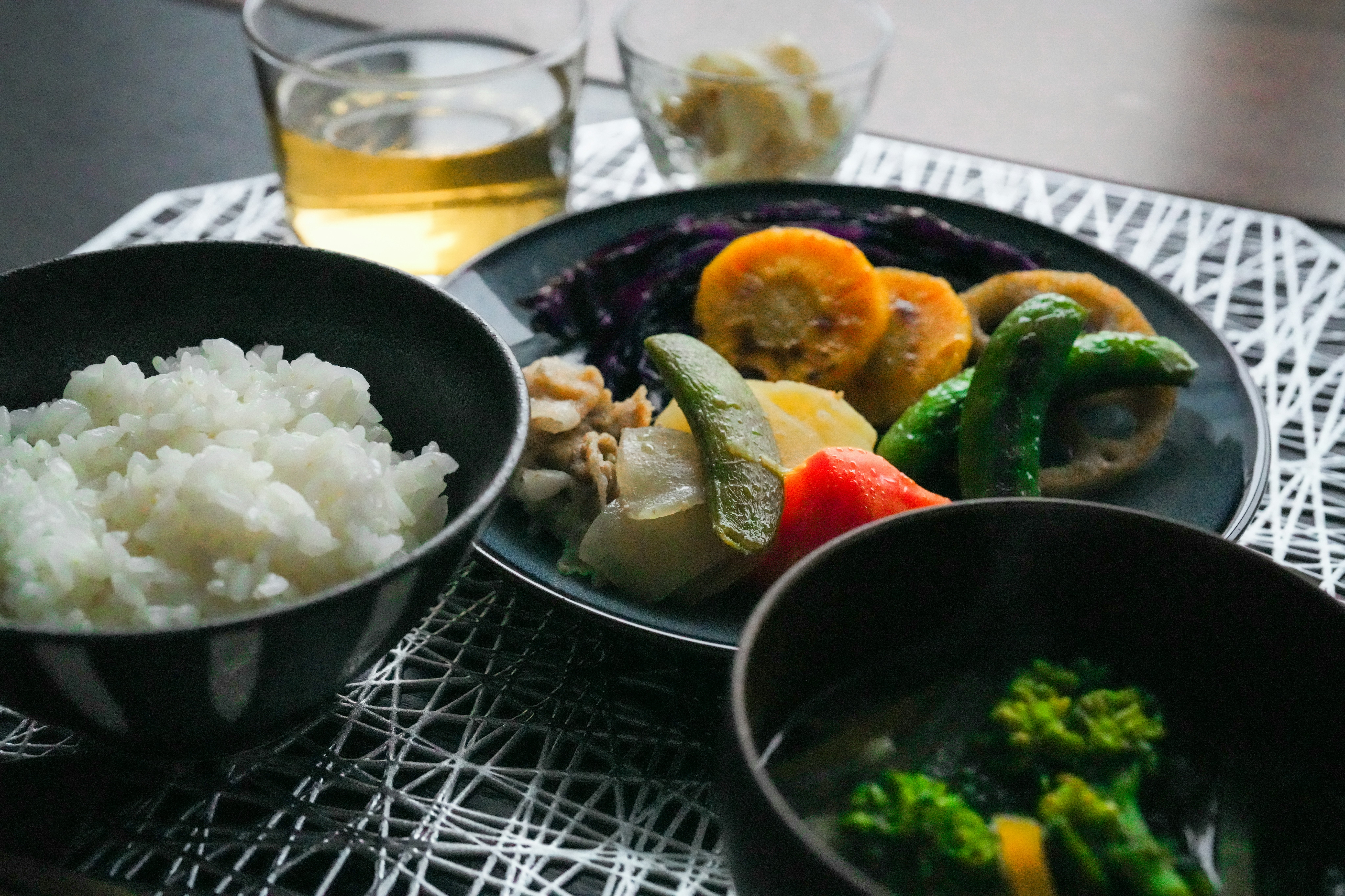 黑色碗里的米饭与蔬菜菜肴