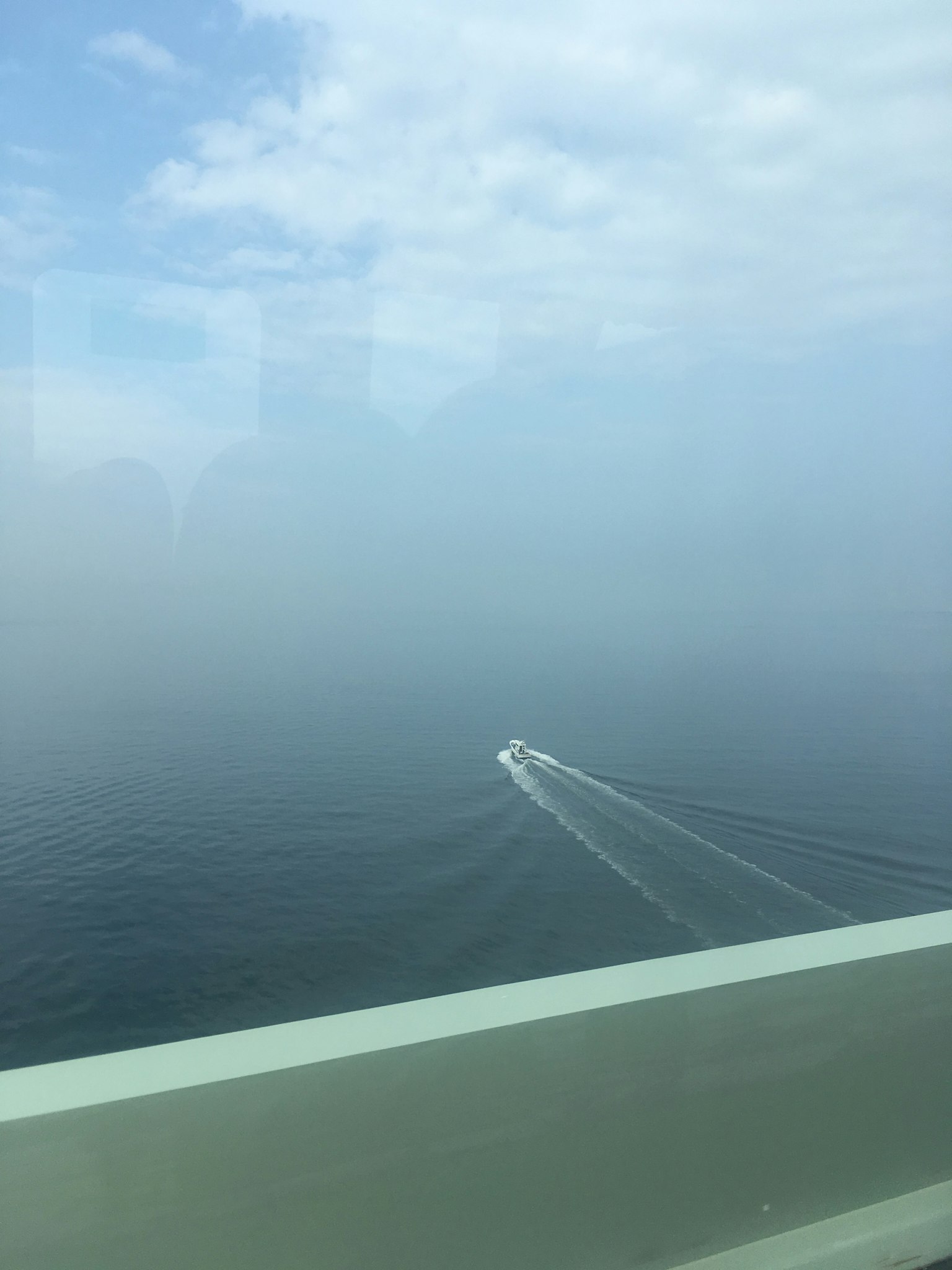 Barco navegando a través de la niebla sobre el océano