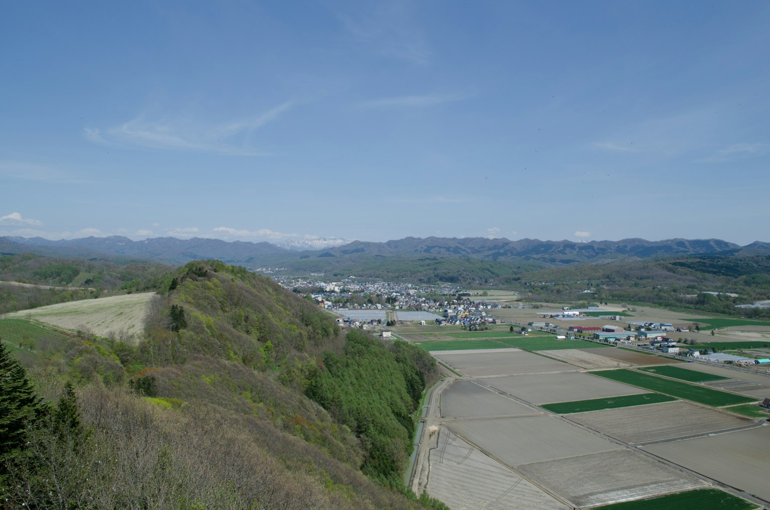 蓝天之下的农业田野和山脉的风景