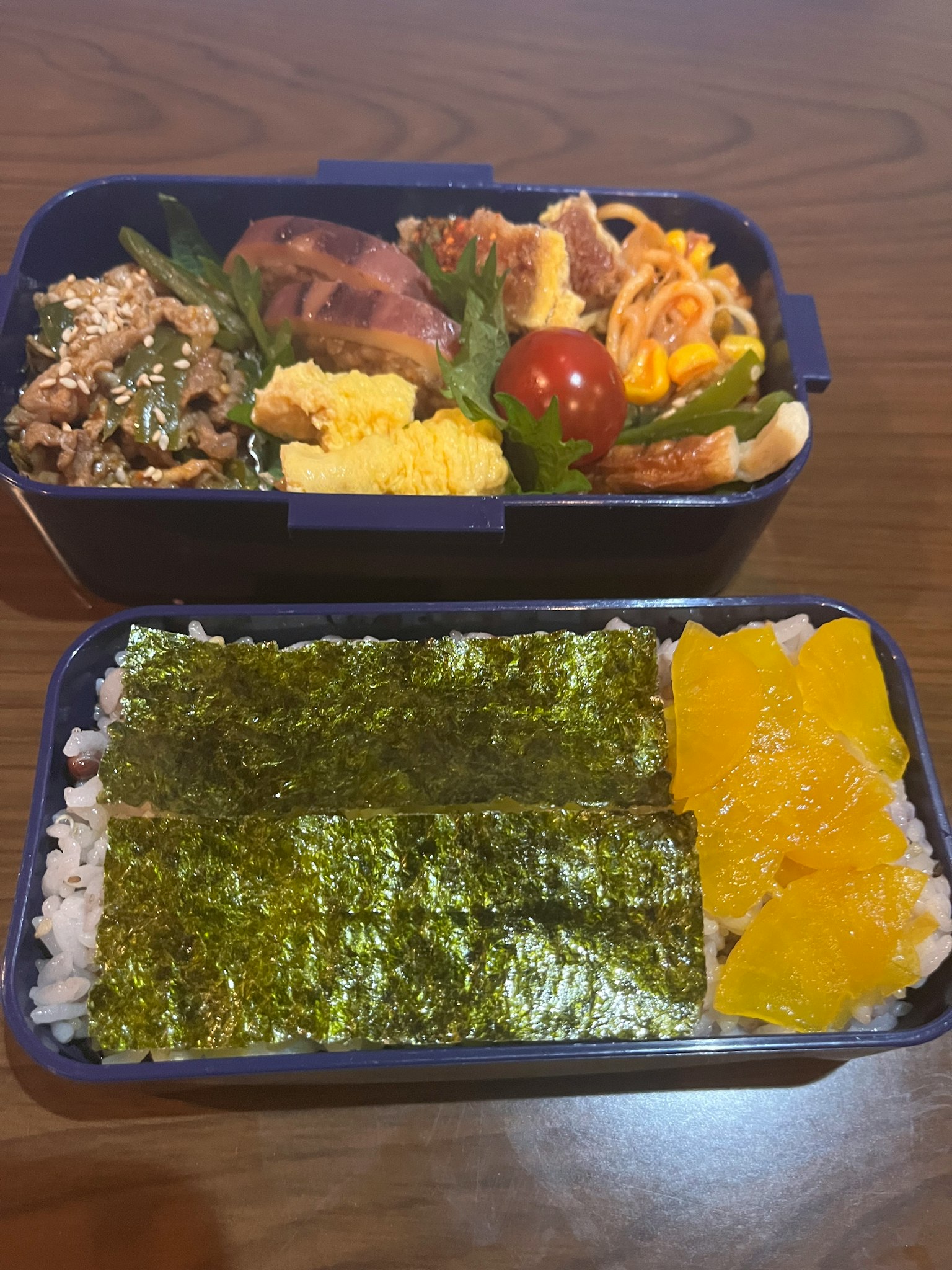 蓝色便当盒装满日本菜饭和海苔