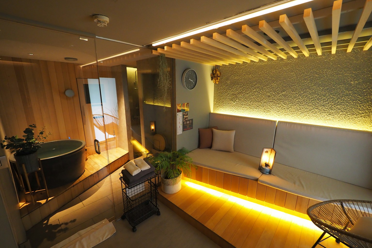 Soggiorno dal design moderno con illuminazione calda e dettagli in legno