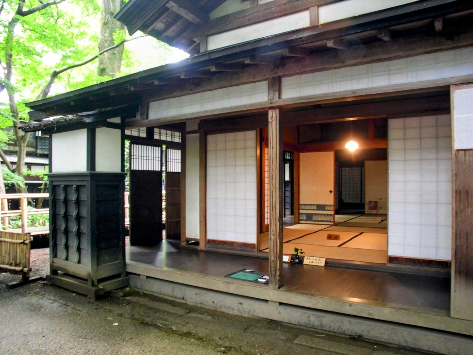 Vue extérieure d'une maison japonaise traditionnelle avec une architecture en bois