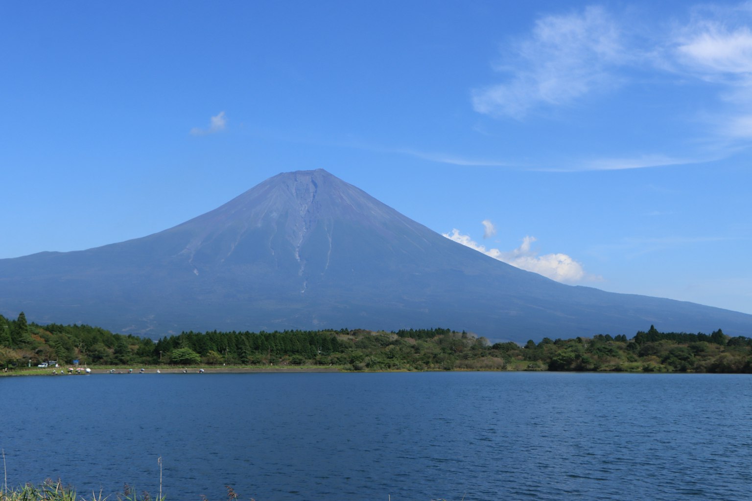 富士山與寧靜湖泊的美景