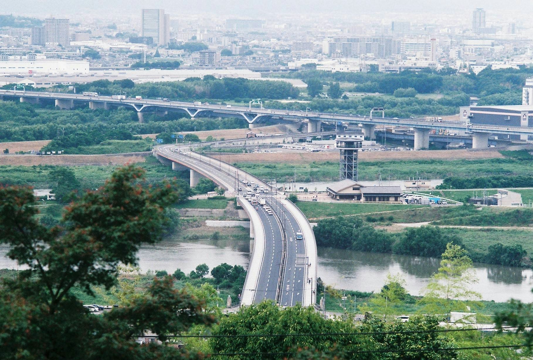 川沿いを走る高架道路と橋のある都市景観