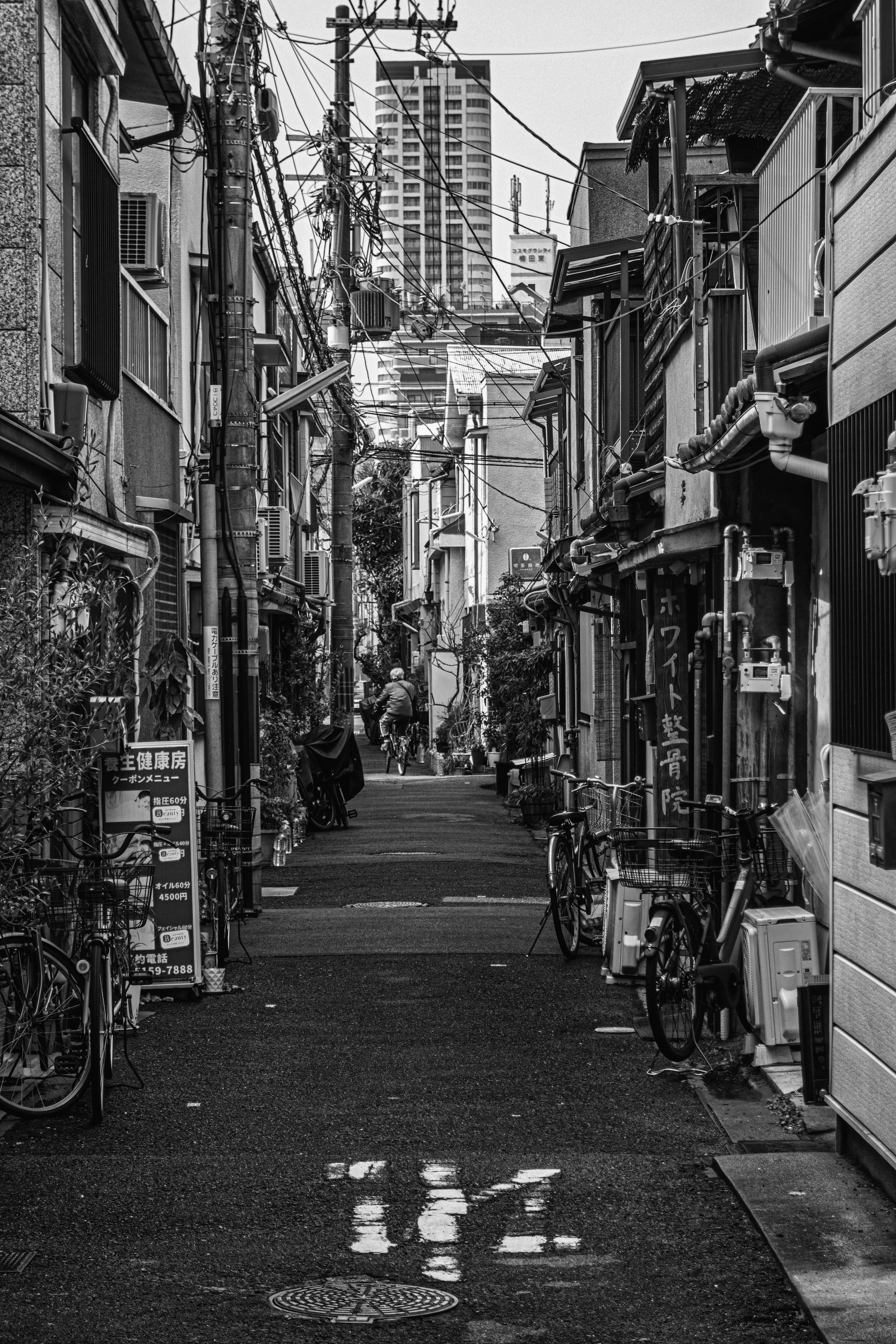 路地に並ぶ自転車と街並みの奥行き